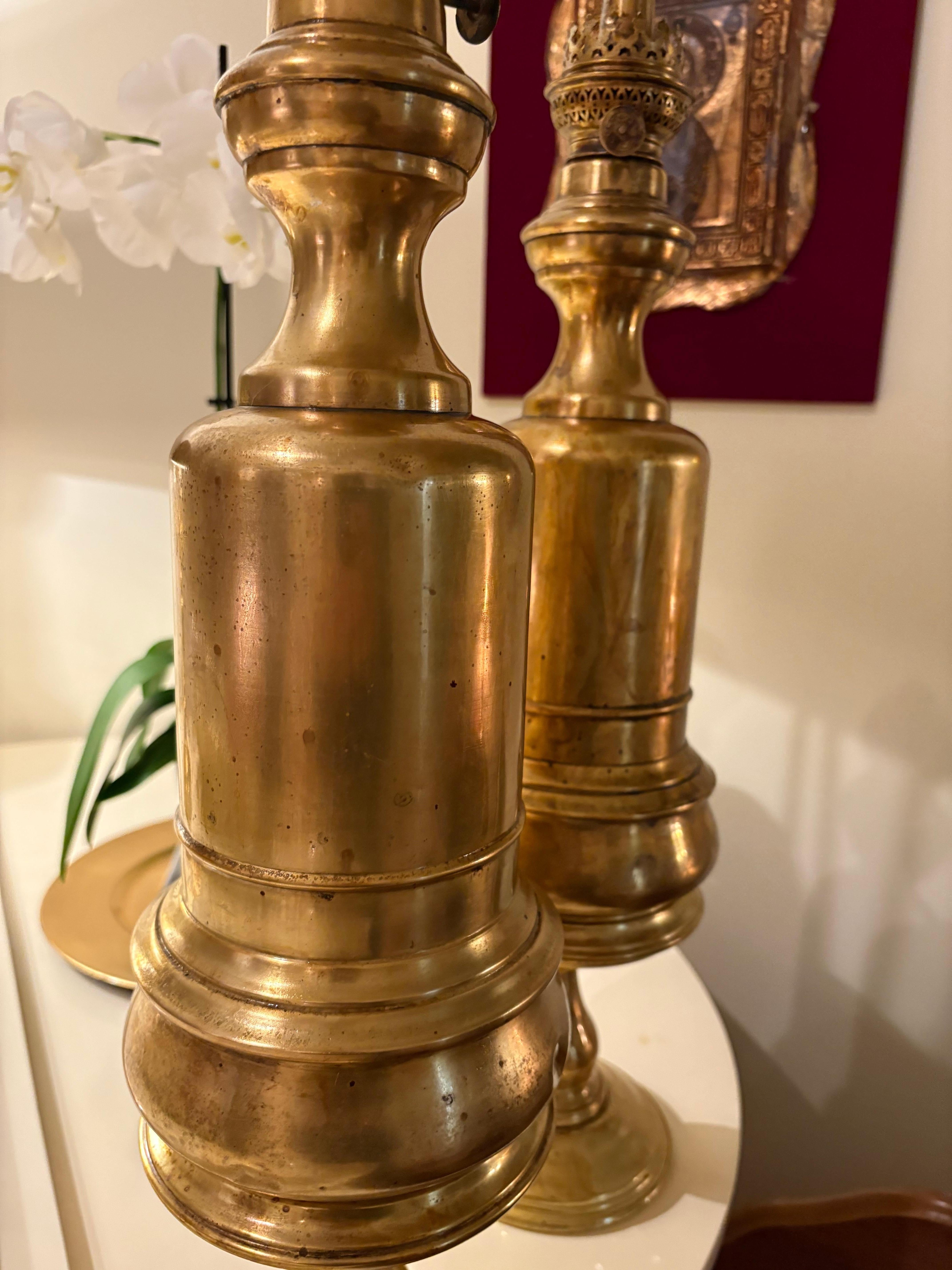 Laiton Paire de lampes à huile en laiton, fin du 19e siècle en vente