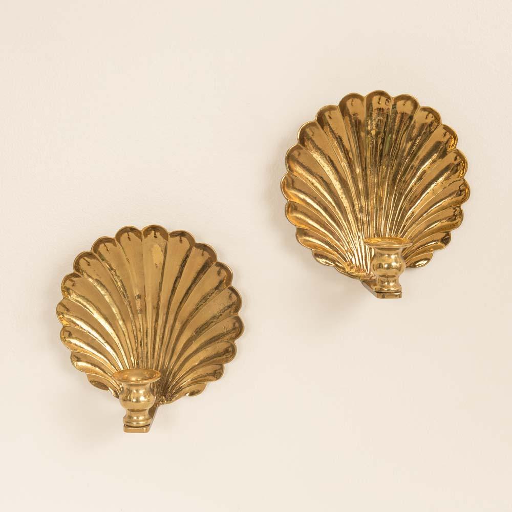 Splendida coppia di applique a conchiglia in ottone proveniente dalla Francia, anni '50. Design unico a conchiglia smerlata con braccio in ottone. La finitura originale mostra una buona età e patina. Le lampade non sono cablate. 