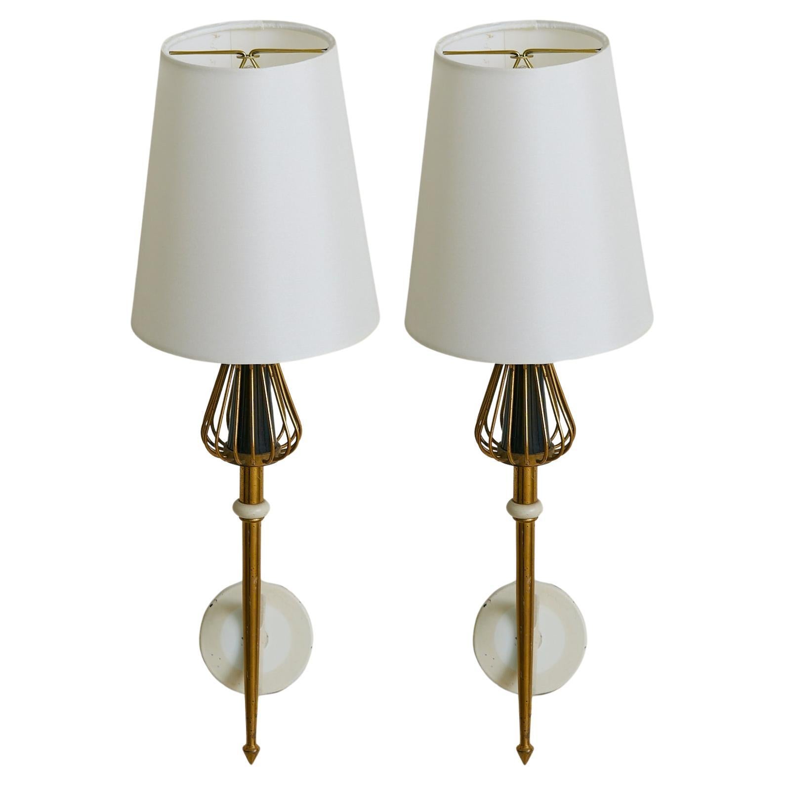 Pair of French Brass Single-Arm Wall Sconces in Manner of Maison Arlus, 1950s en venta