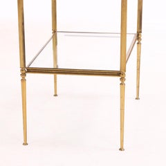 Coppia di tavoli francesi a due piani in ottone, alla maniera della Maison Jansen, C.C. 1960.