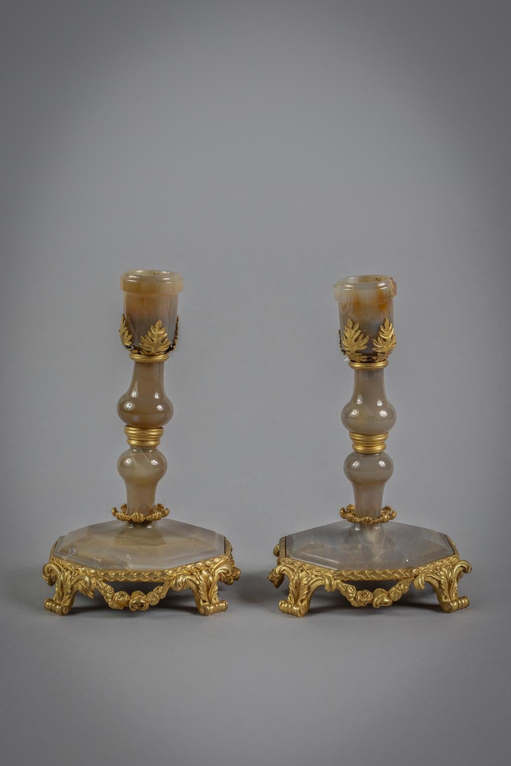 Coppia di candelieri francesi in bronzo e agata, 1820 circa.