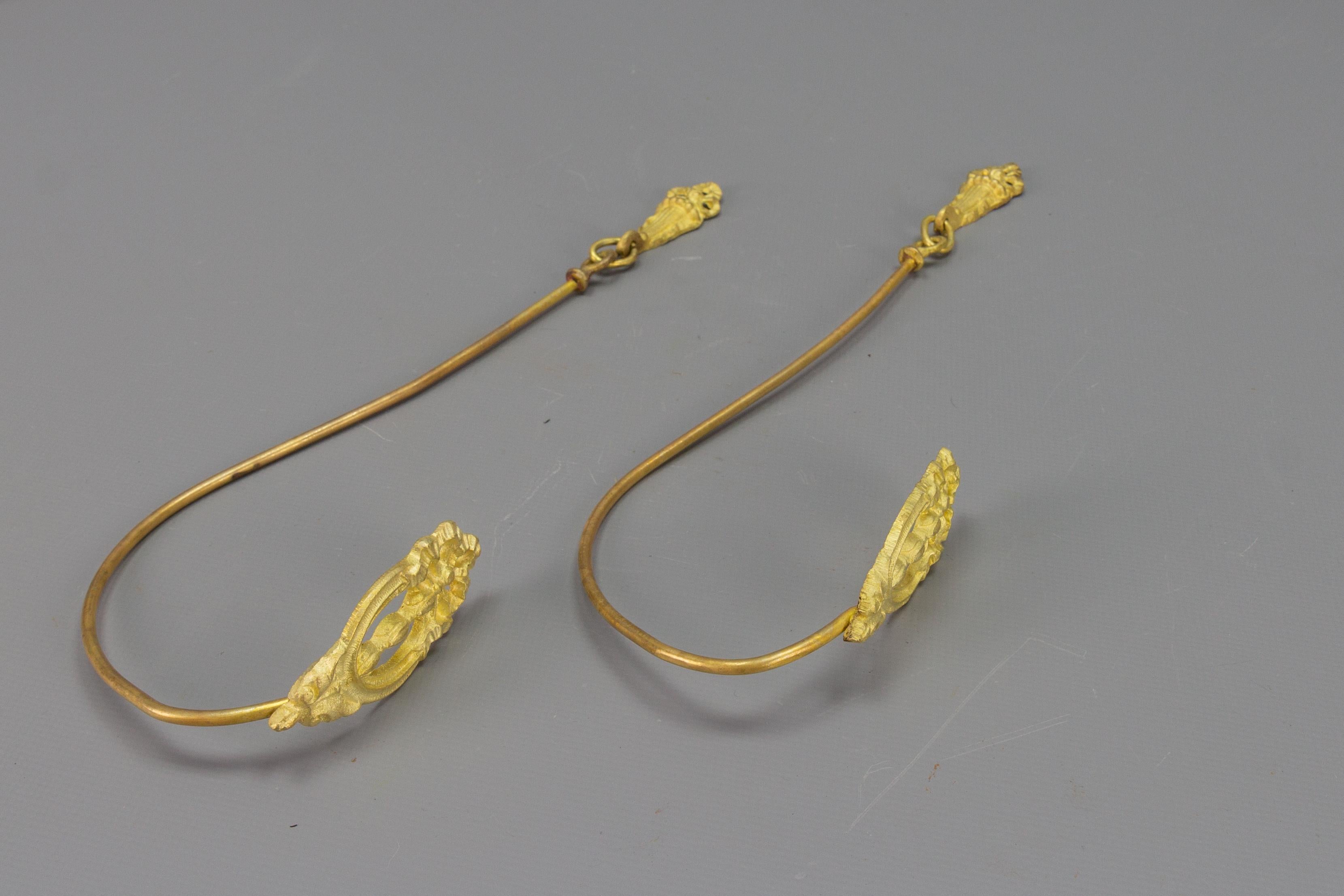Paar französische Bronze- und Messing-Vorhänge-Krawattenrücken- oder Vorhängehalter aus Bronze, um 1920 (Französisch) im Angebot