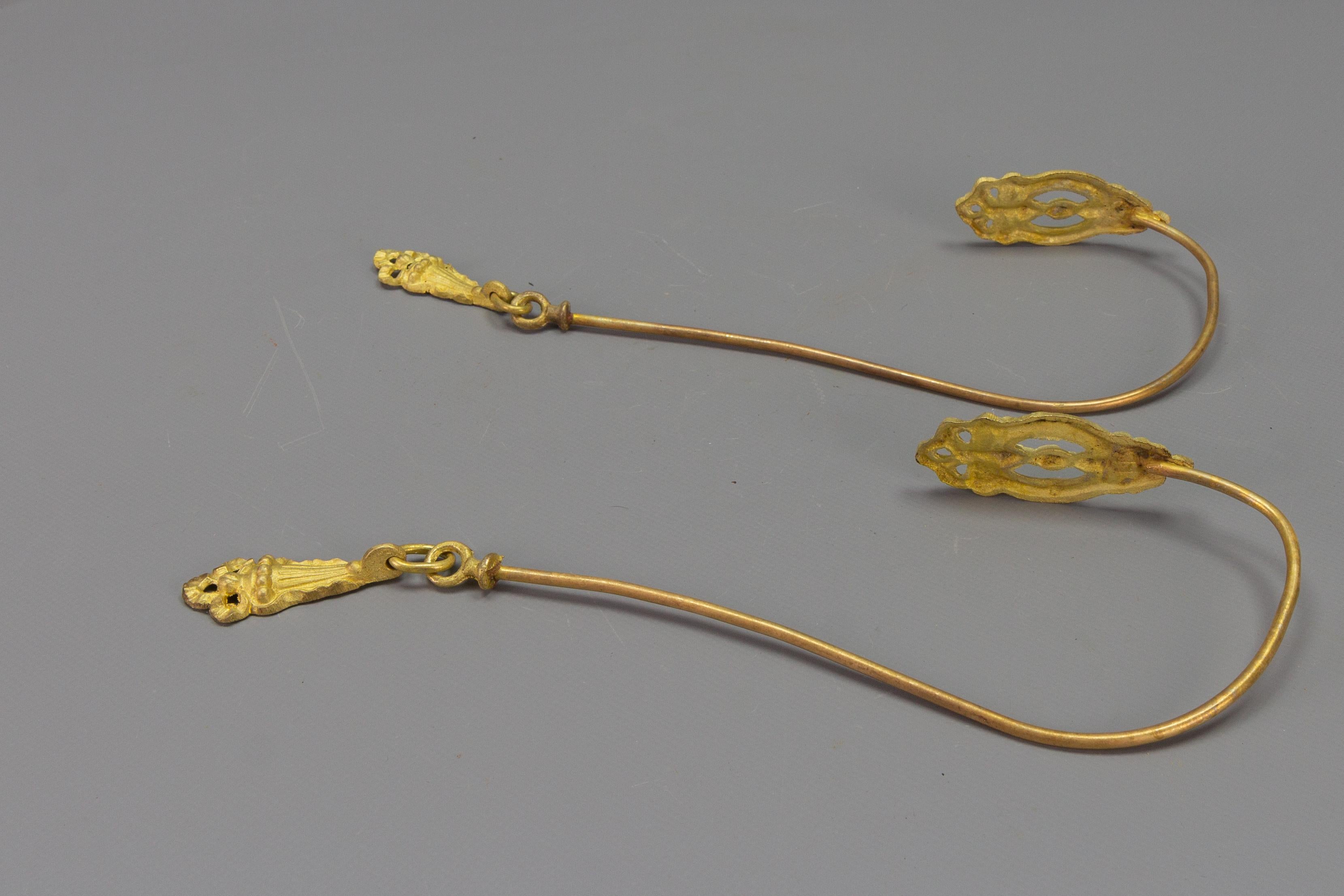 Paar französische Bronze- und Messing-Vorhänge-Krawattenrücken- oder Vorhängehalter aus Bronze, um 1920 im Angebot 2