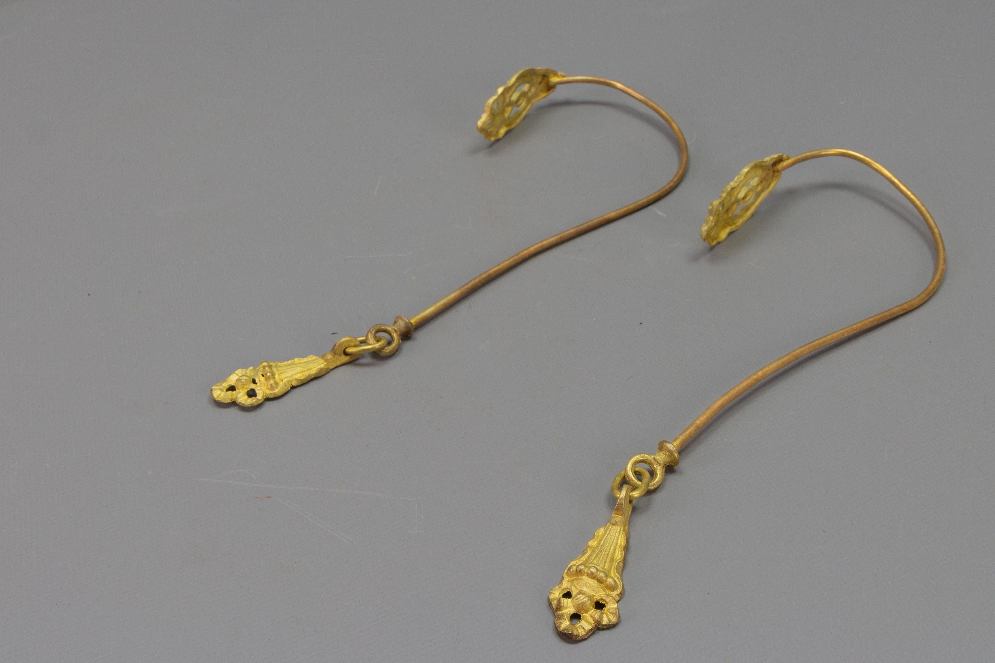 Paar französische Bronze- und Messing-Vorhänge-Krawattenrücken- oder Vorhängehalter aus Bronze, um 1920 im Angebot 3
