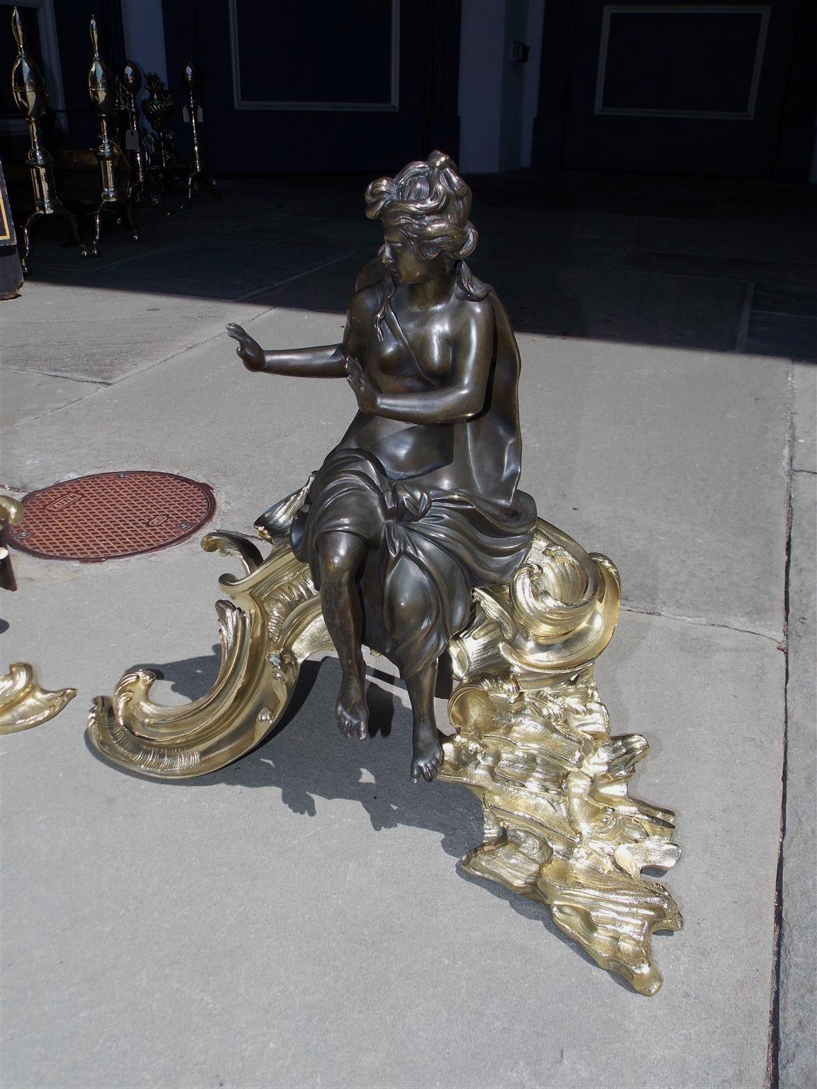Paar mythologische figurale französische Chenets aus Bronze und Messing mit Blumenmuster, um 1820 im Zustand „Hervorragend“ im Angebot in Hollywood, SC