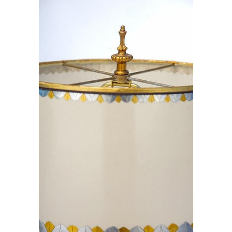 Coppia di Girandole francesi in bronzo del 1900 convertite in lampade. I paralumi sono inclusi e sono realizzati a mano in carta pergamena. Sono dorati a mano in foglia d'oro e d'argento con decorazioni dettagliate. Le lampade sono state cablate di