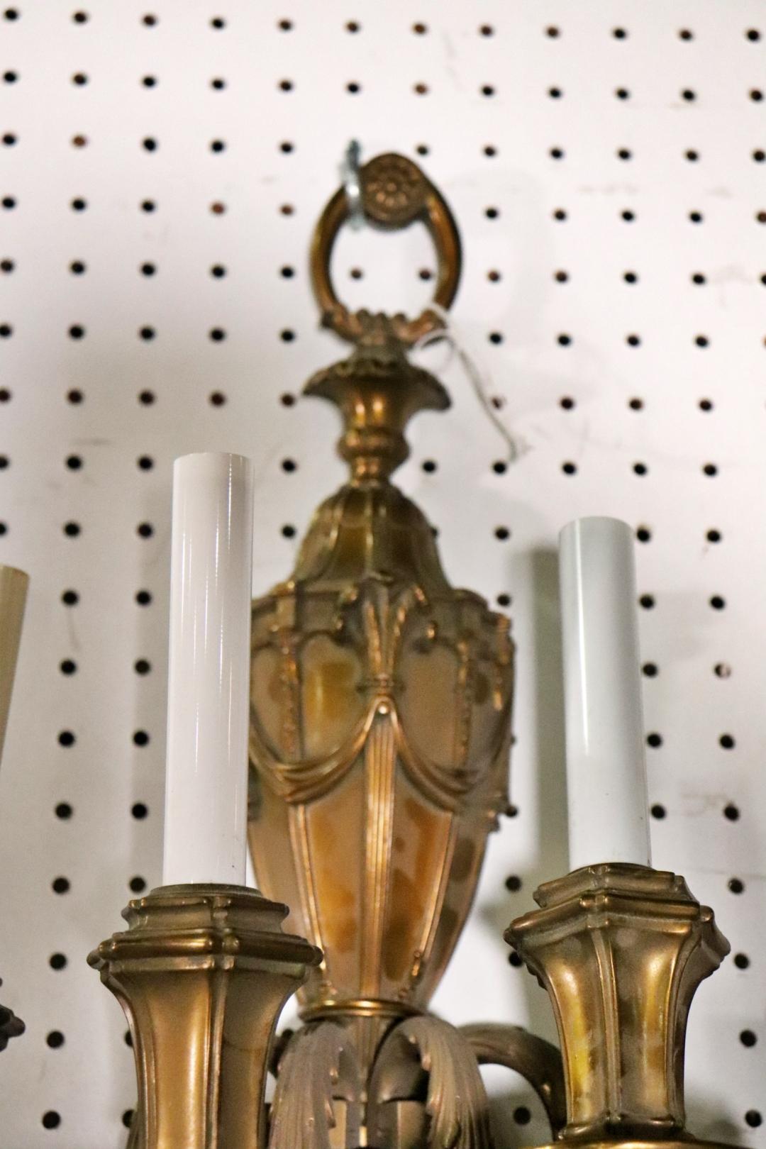 Metà XX secolo Coppia di lampade Caldwell francesi in bronzo e cristallo in stile Luigi XV, circa 1930 in vendita