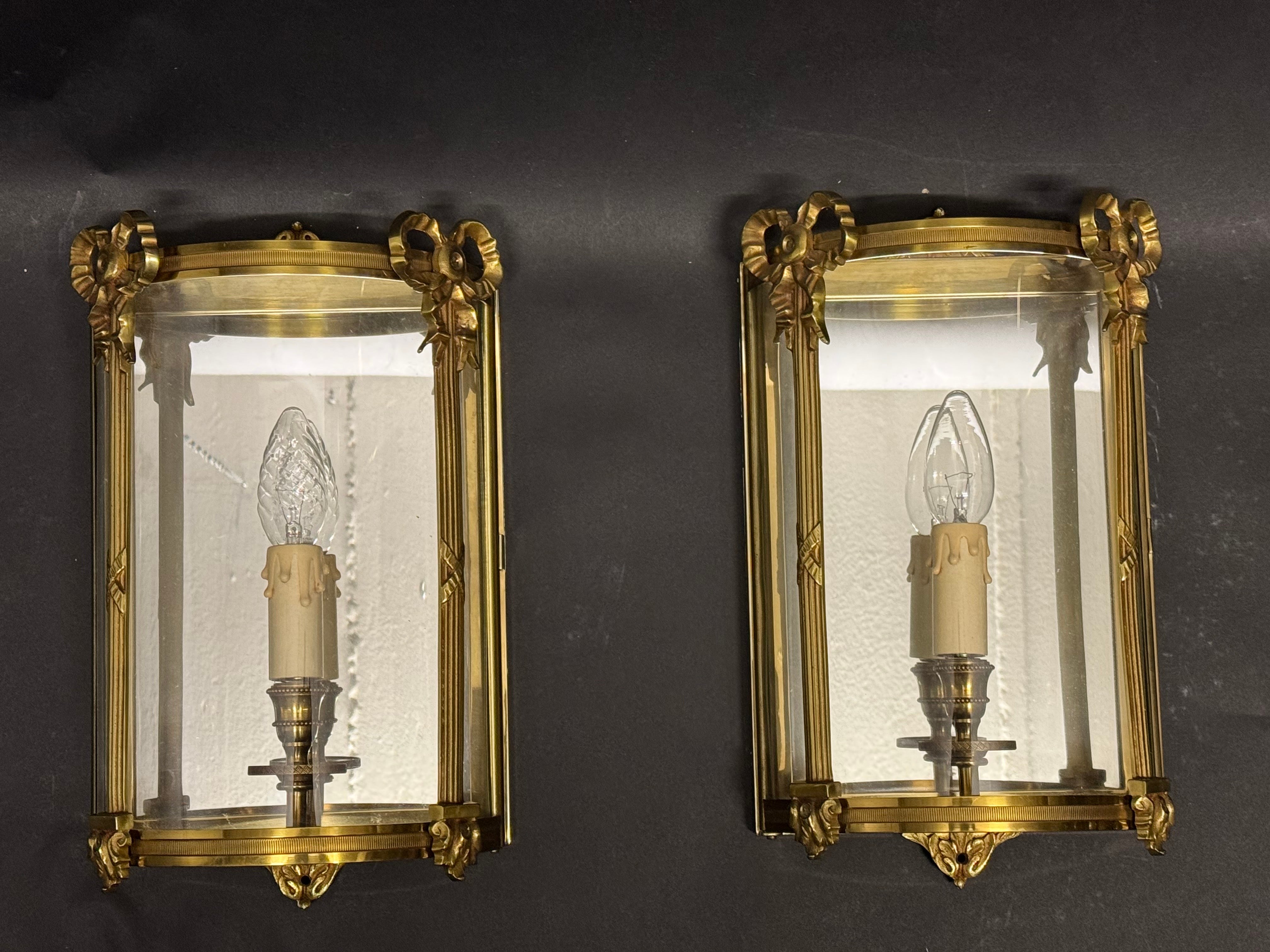 Pareja de apliques franceses de bronce y cristal con espejo, años 70 Neoclásico en venta