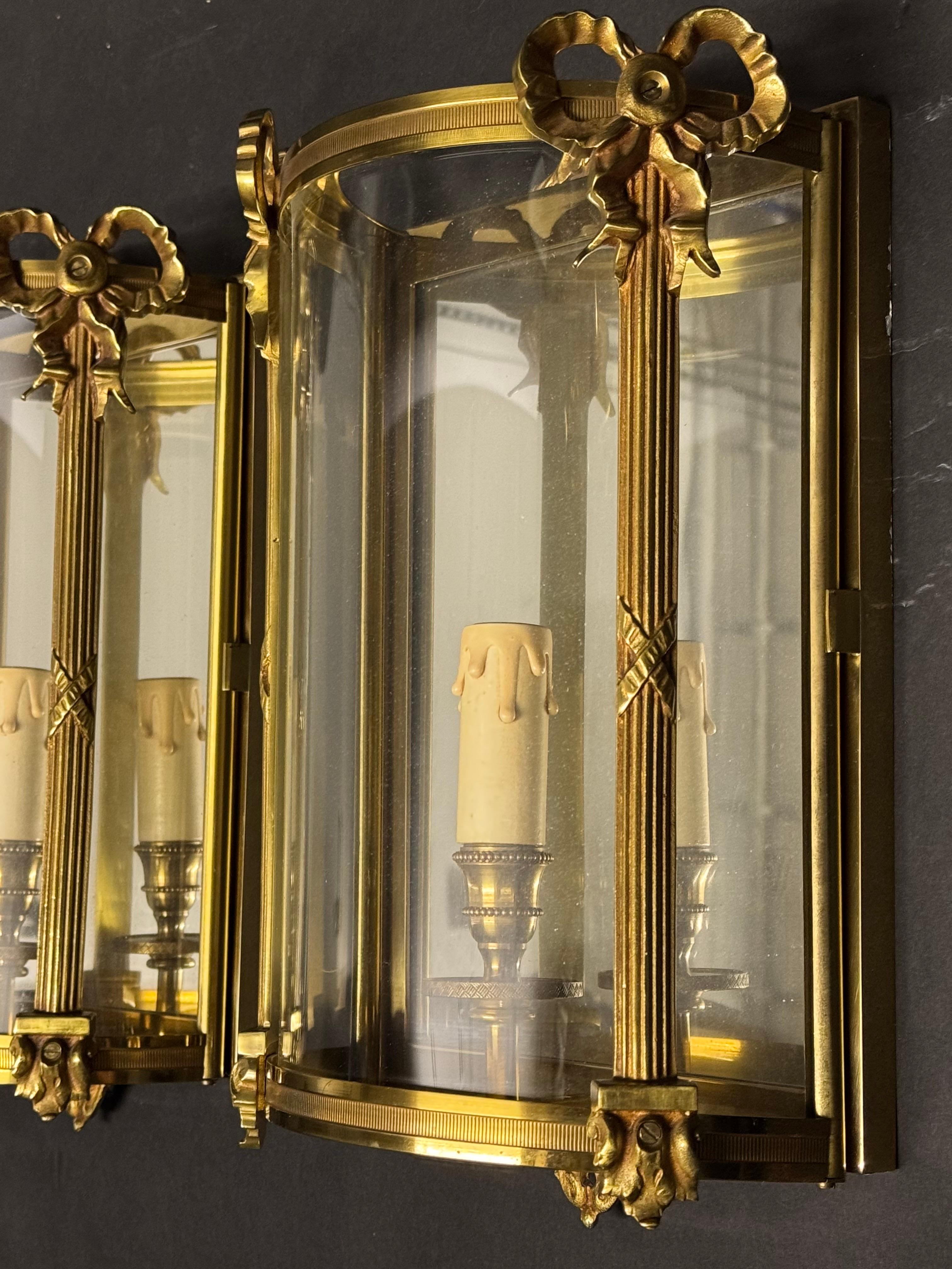 Pareja de apliques franceses de bronce y cristal con espejo, años 70 en Excelente estado para la venta en Wiesbaden, Hessen