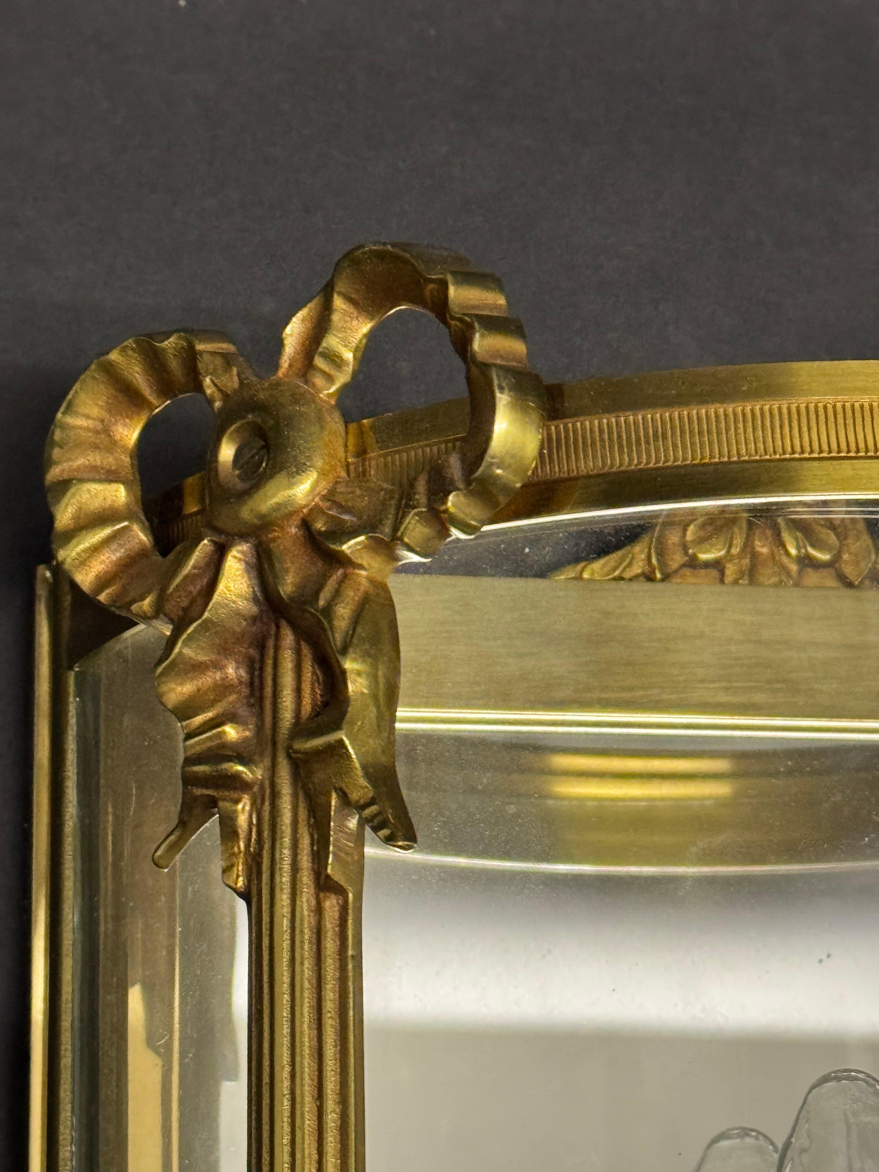 Pareja de apliques franceses de bronce y cristal con espejo, años 70 en venta 2
