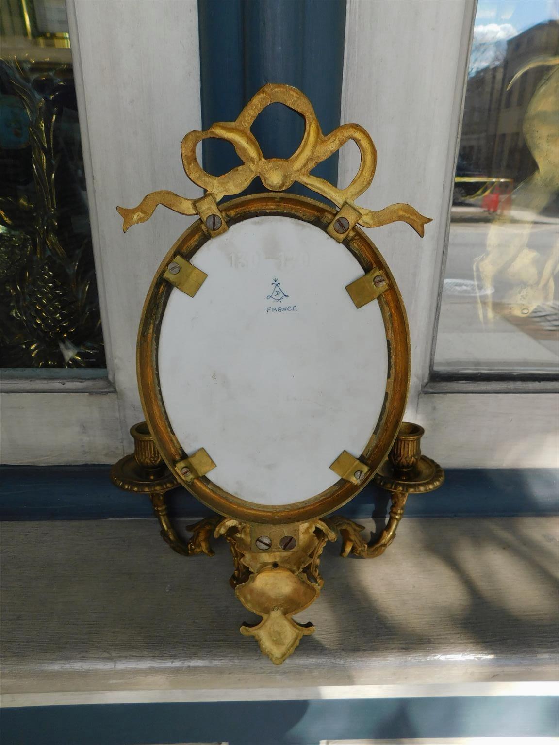 Pareja de apliques franceses de bronce y porcelana con cinta de follaje de Sevres, c. 1820 Bronce en venta