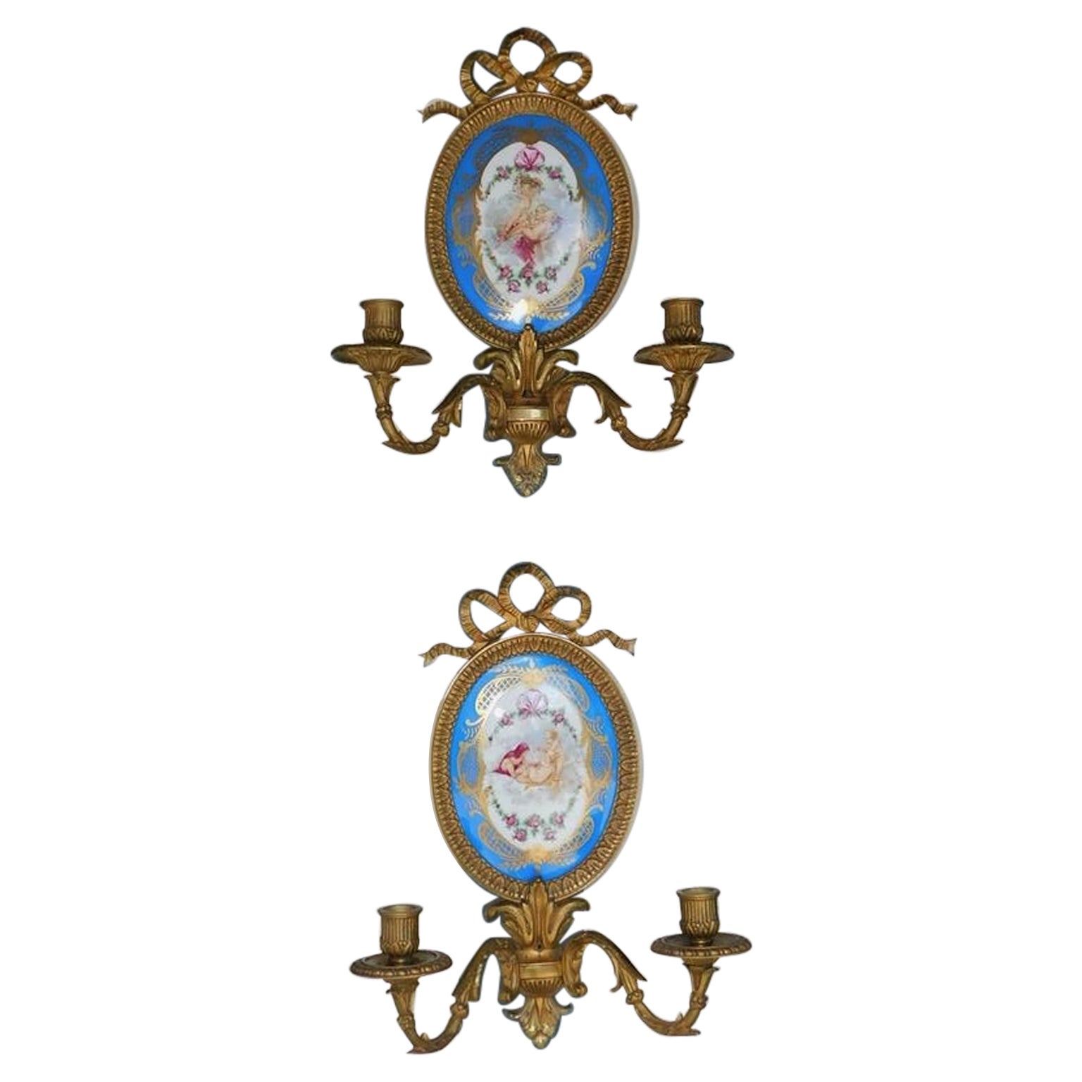 Pareja de apliques franceses de bronce y porcelana con cinta de follaje de Sevres, c. 1820 en venta
