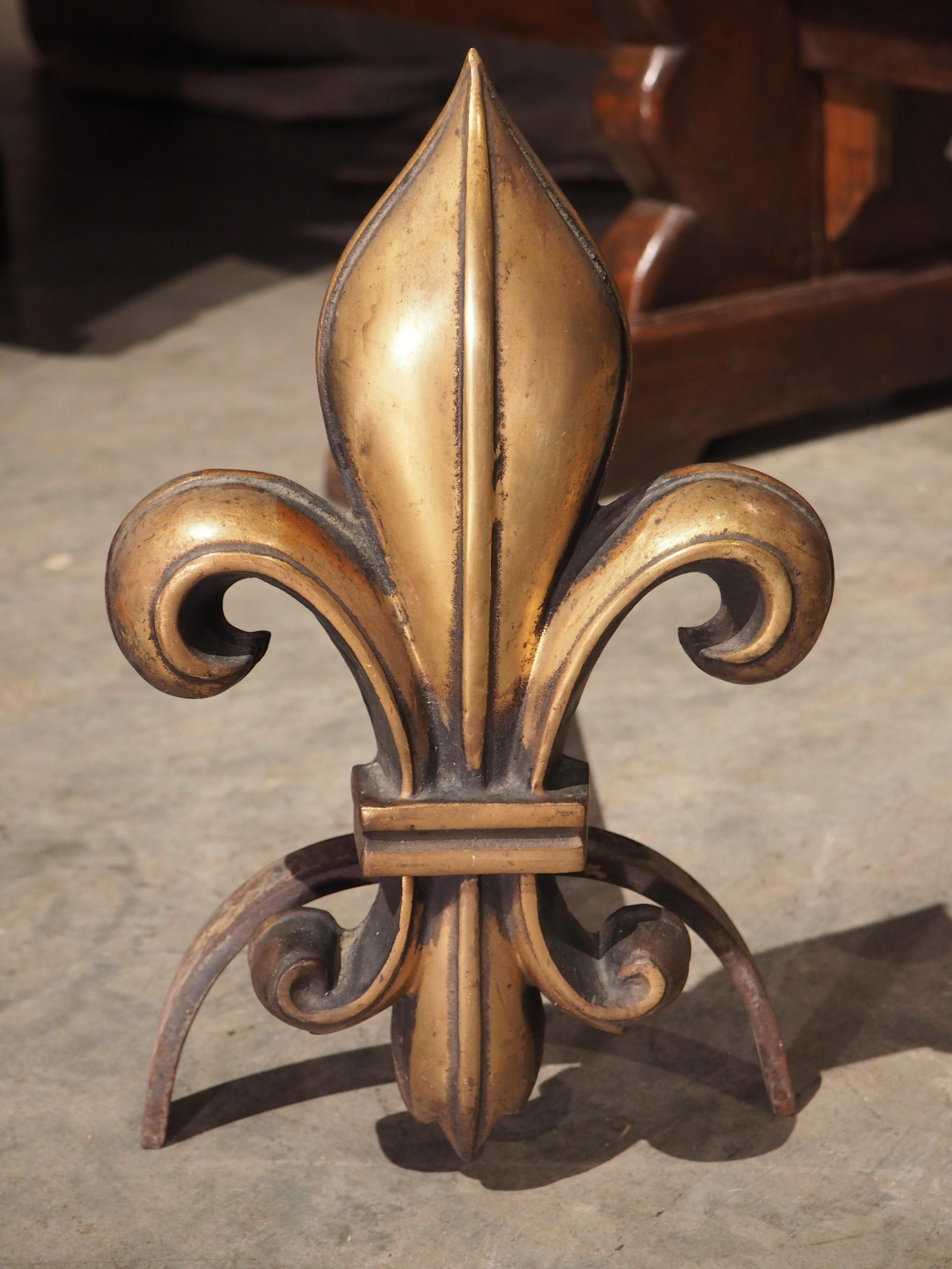Français Paire de chenets Fleur De Lys en bronze et fer forgé, vers les années 1920 en vente