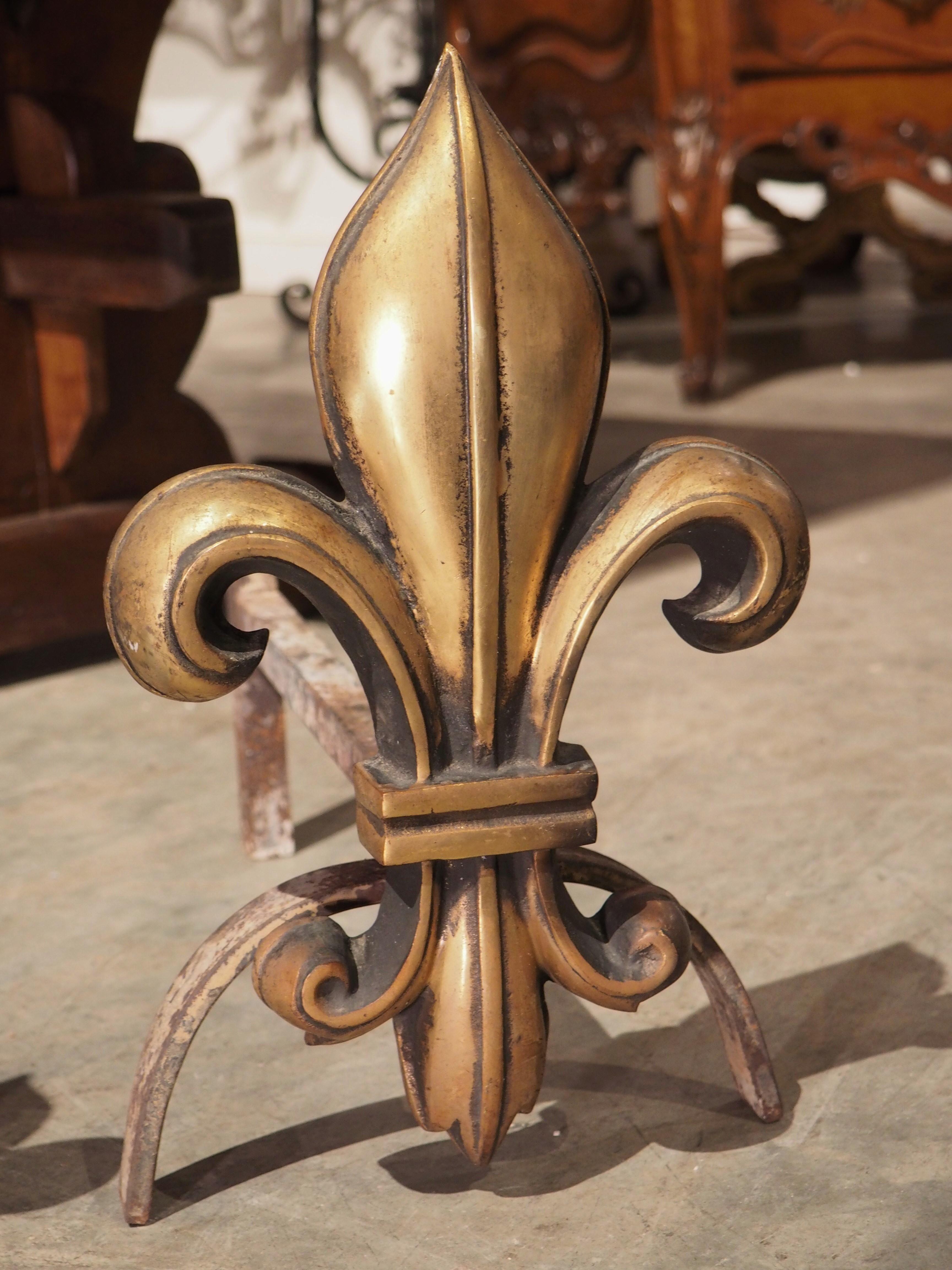 Paire de chenets Fleur De Lys en bronze et fer forgé, vers les années 1920 Bon état - En vente à Dallas, TX