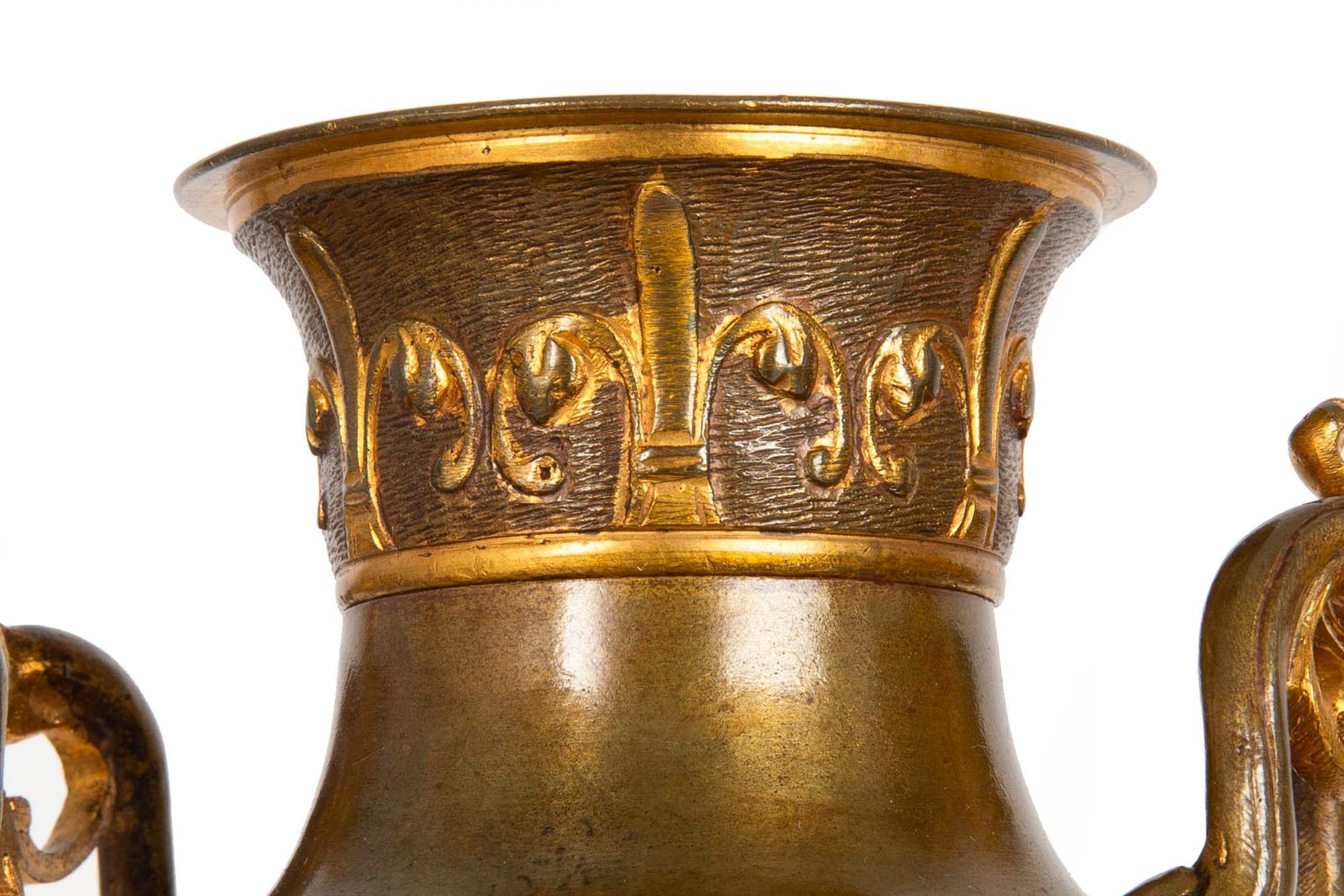 Paire de garnitures d'amphores mythologiques en bronze ancien vers 1880 en vente 3
