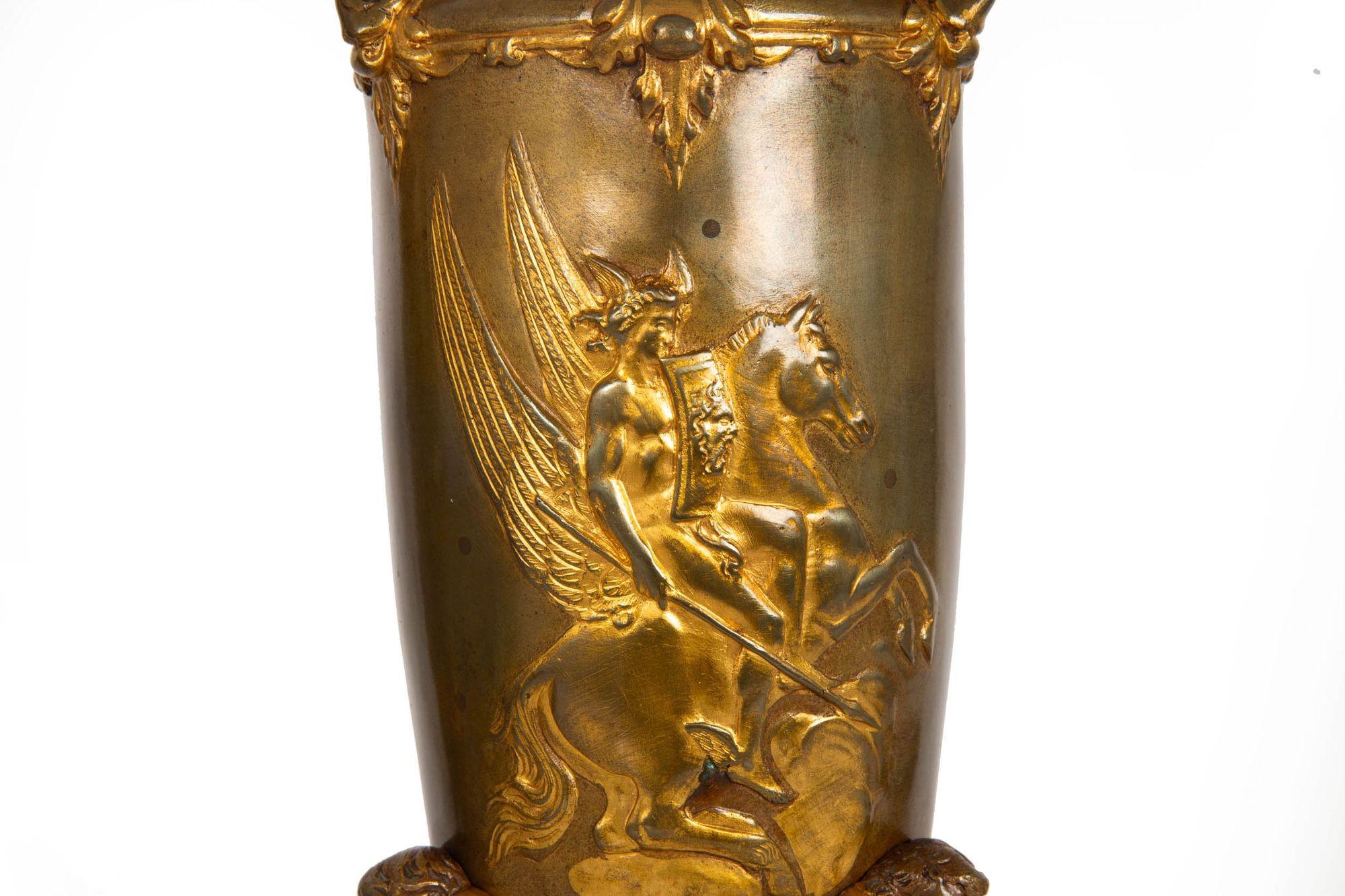 Paire de garnitures d'amphores mythologiques en bronze ancien vers 1880 en vente 4