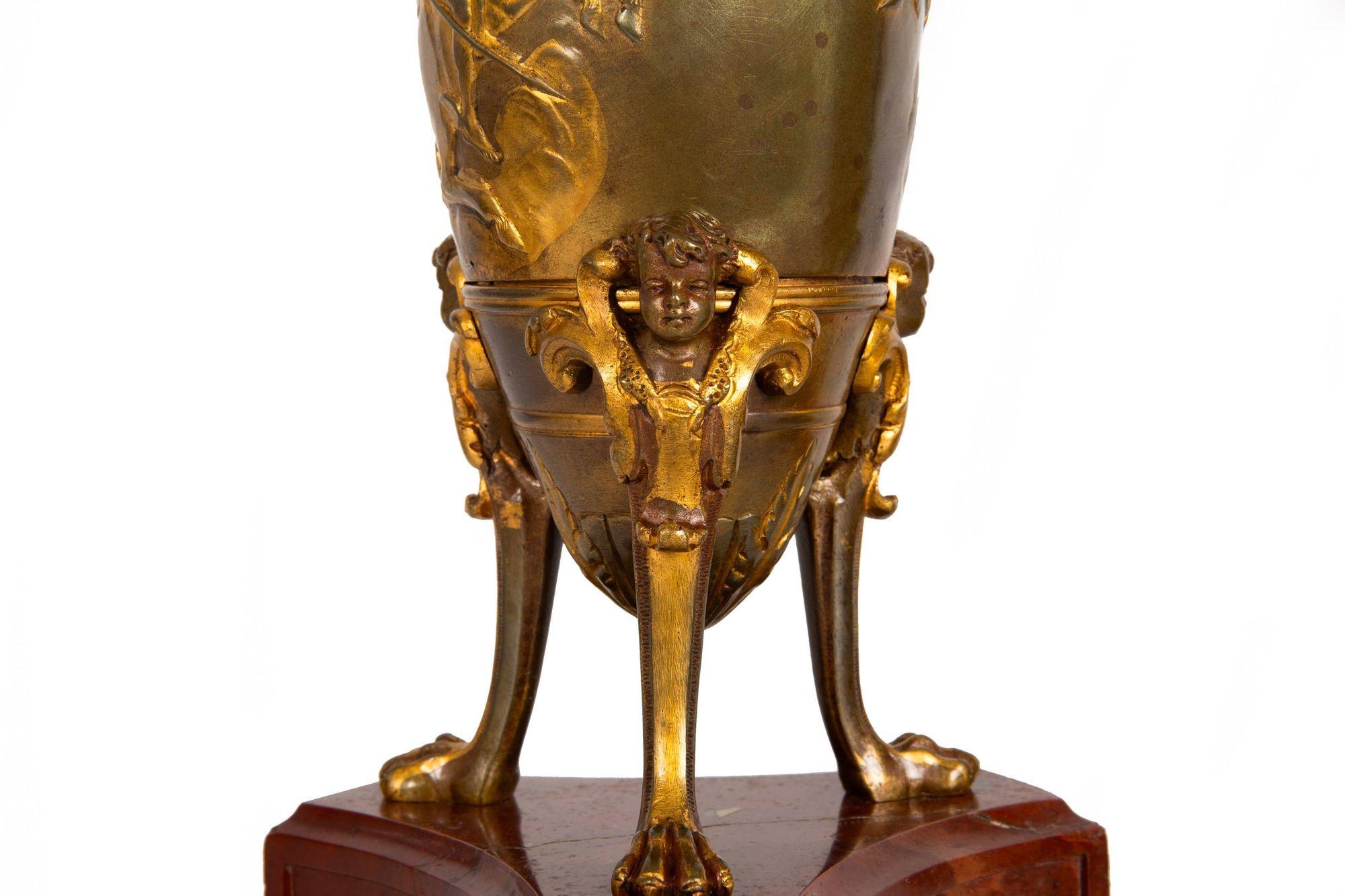 Paire de garnitures d'amphores mythologiques en bronze ancien vers 1880 en vente 5