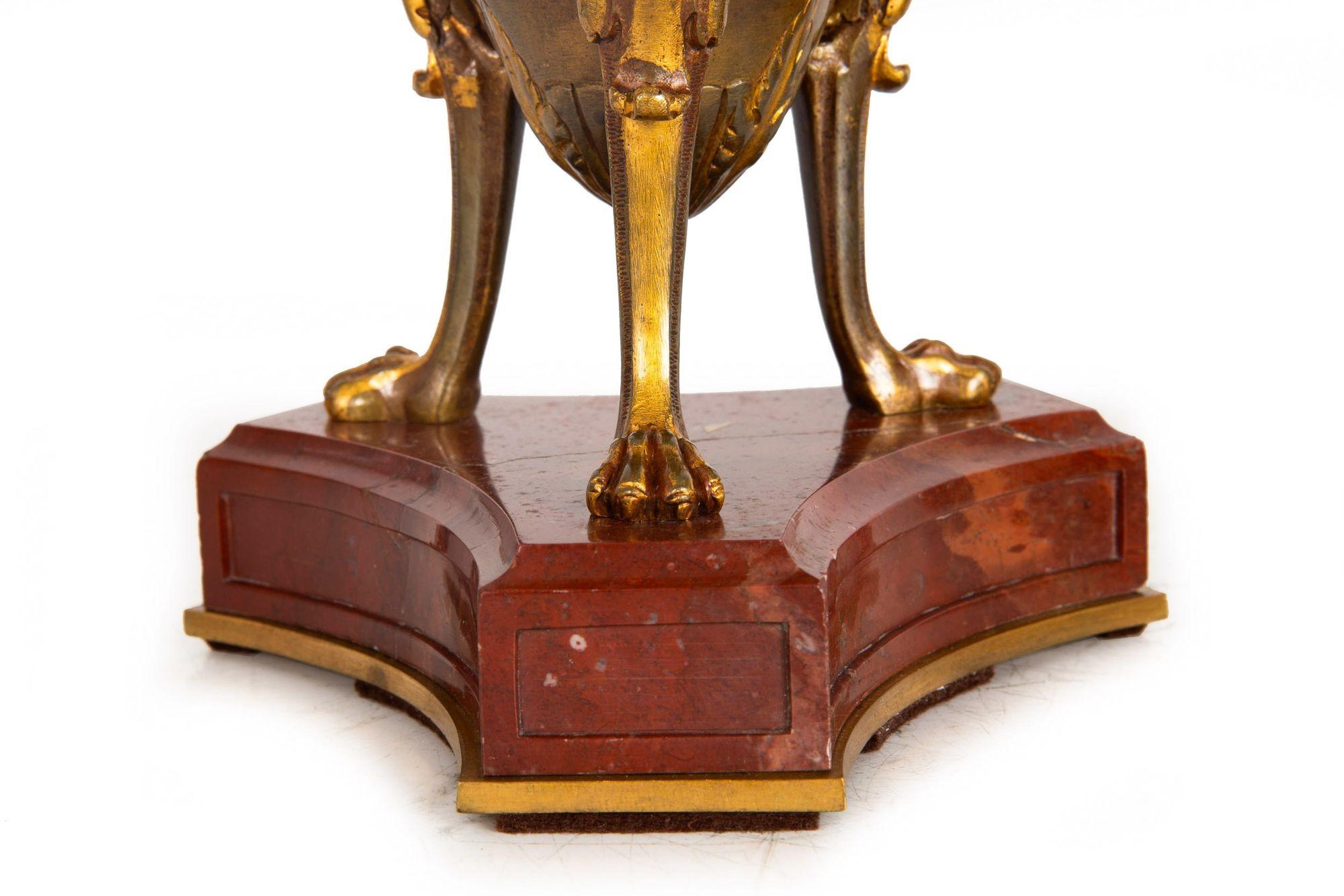 Paire de garnitures d'amphores mythologiques en bronze ancien vers 1880 en vente 6