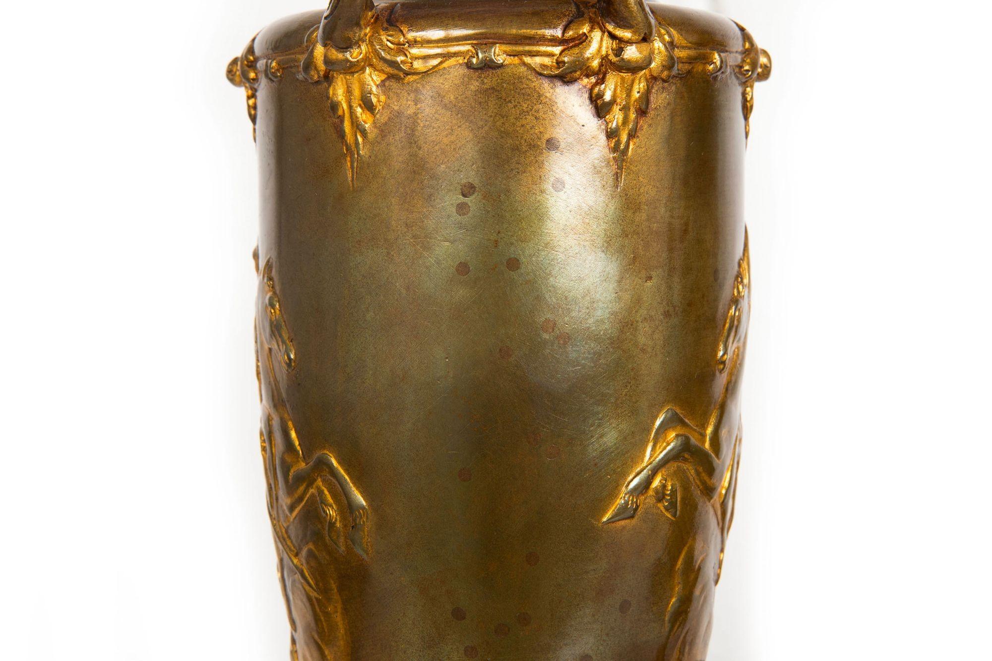 Paire de garnitures d'amphores mythologiques en bronze ancien vers 1880 en vente 7