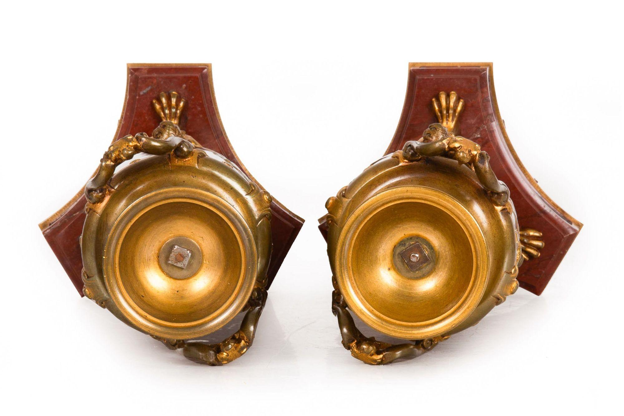 Paire de garnitures d'amphores mythologiques en bronze ancien vers 1880 en vente 8