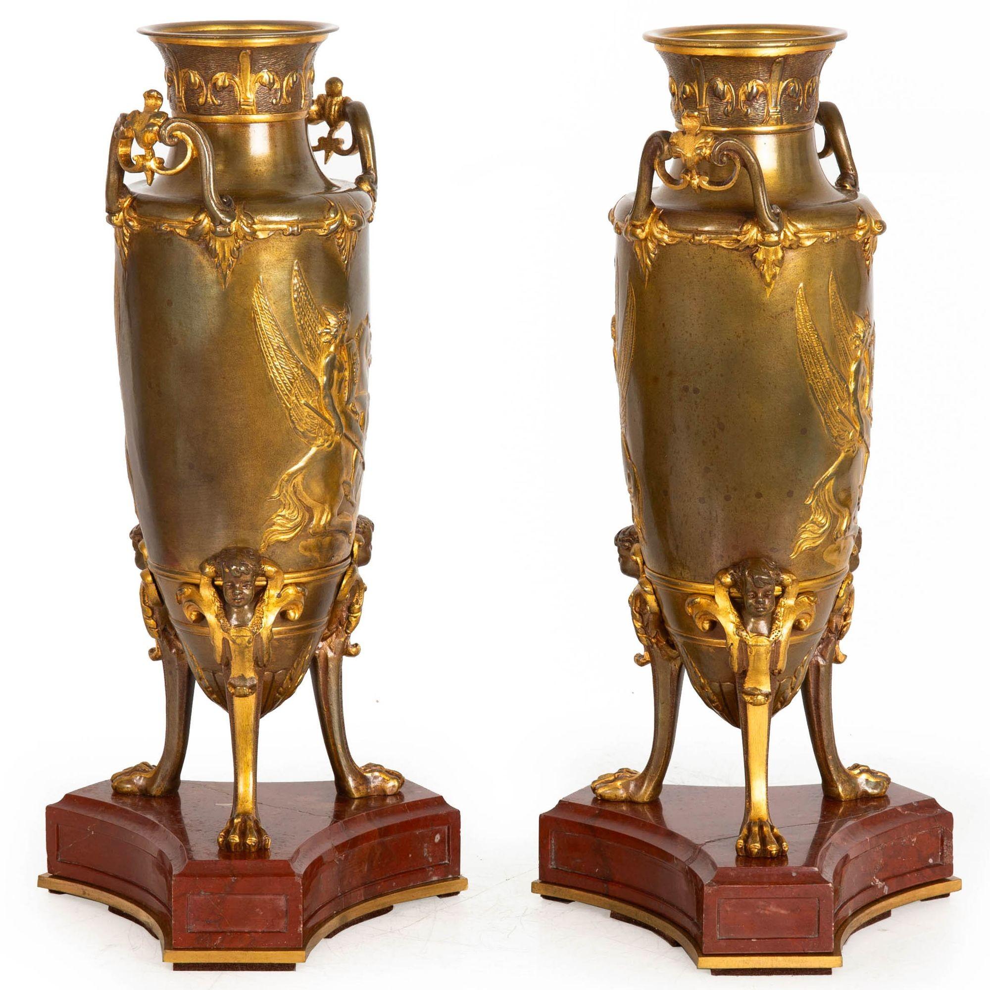 Romantique Paire de garnitures d'amphores mythologiques en bronze ancien vers 1880 en vente