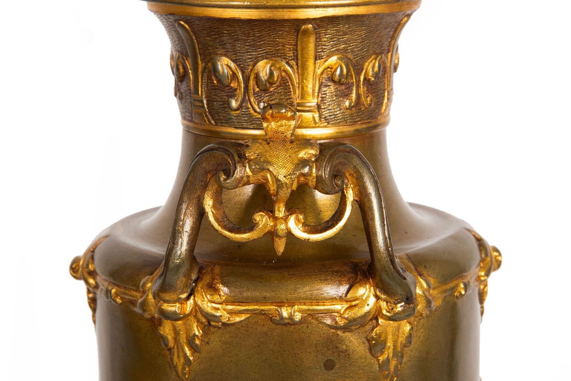 XIXe siècle Paire de garnitures d'amphores mythologiques en bronze ancien vers 1880 en vente
