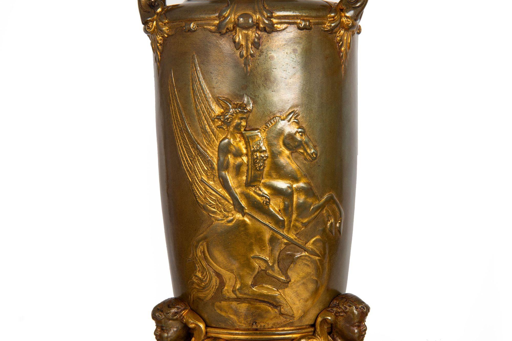 Paire de garnitures d'amphores mythologiques en bronze ancien vers 1880 en vente 1