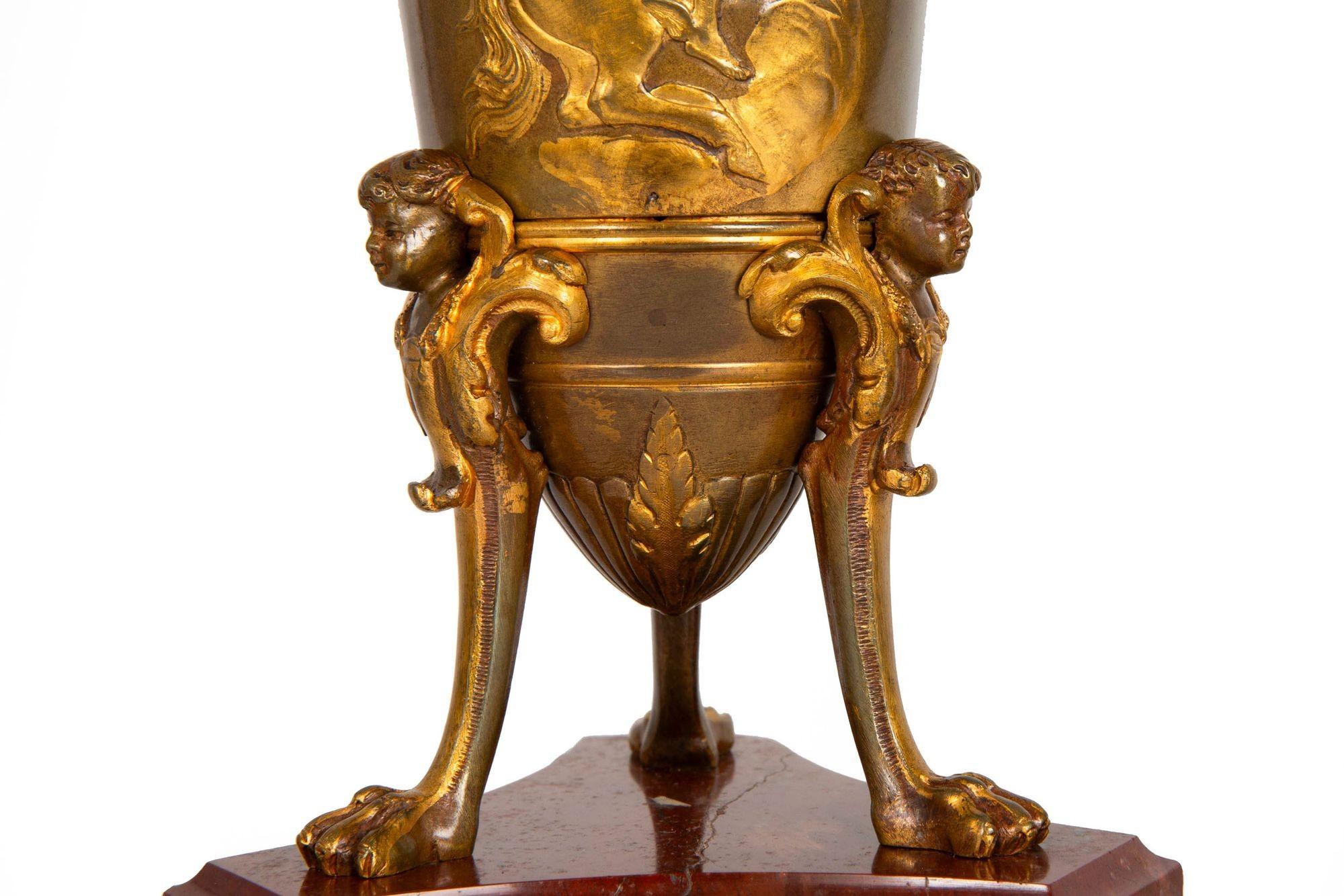 Paire de garnitures d'amphores mythologiques en bronze ancien vers 1880 en vente 2
