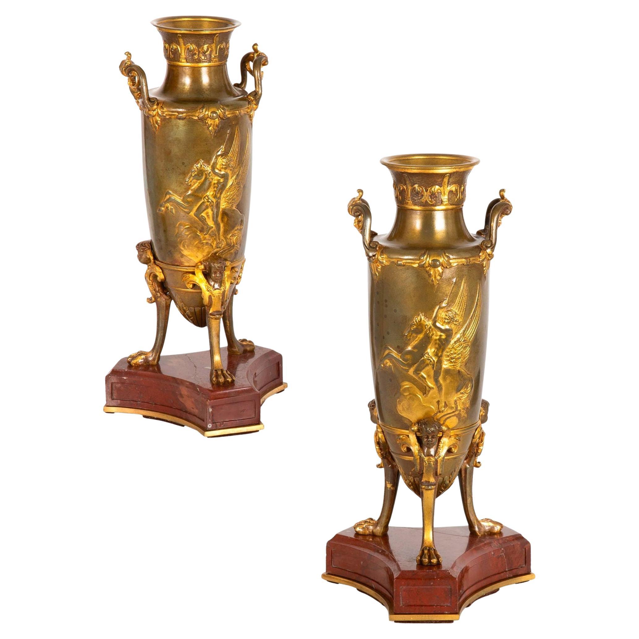 Paire de garnitures d'amphores mythologiques en bronze ancien vers 1880
