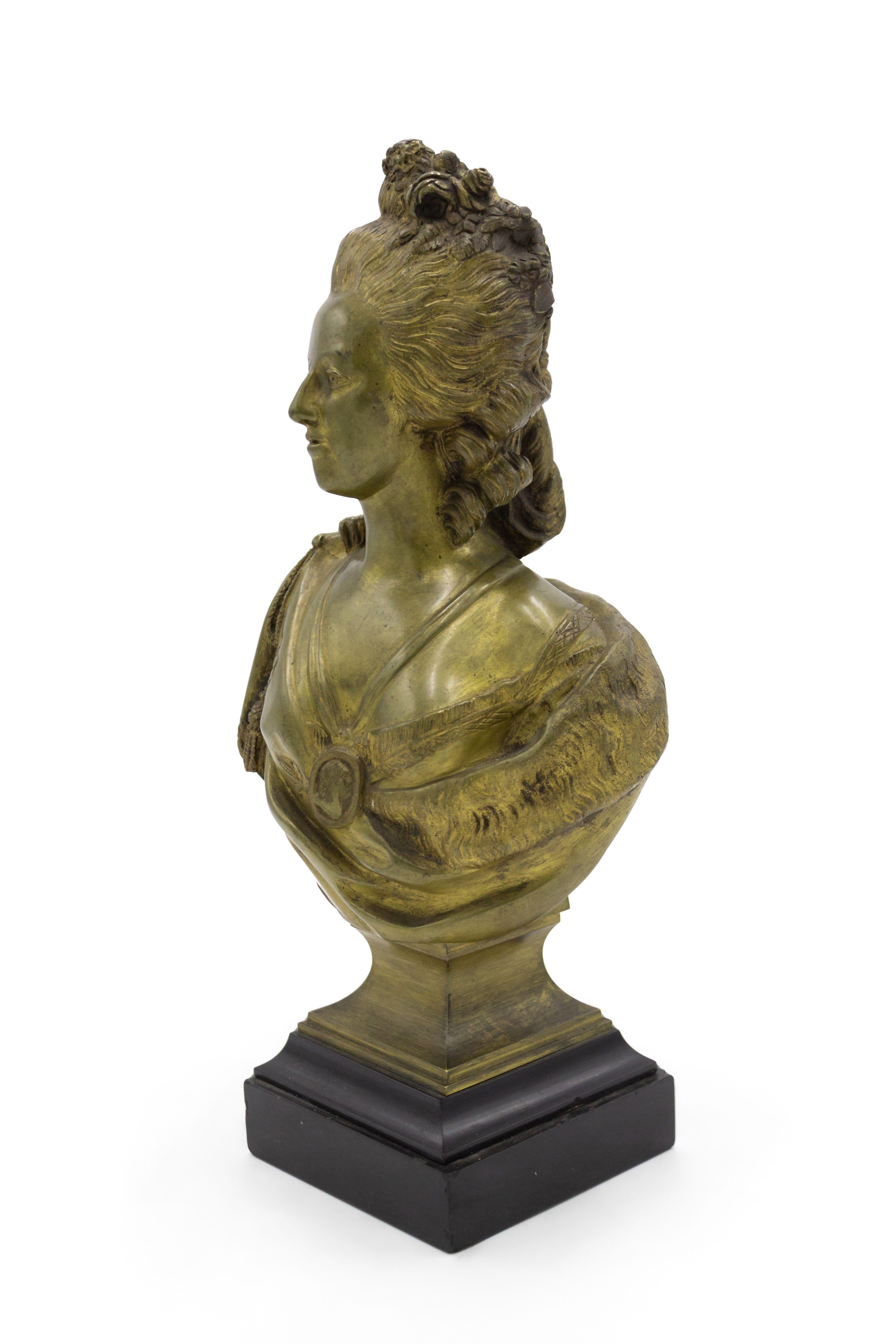 Paar französische Bronzebüsten von Louis XVI. und Marie Antoinette im Angebot 5