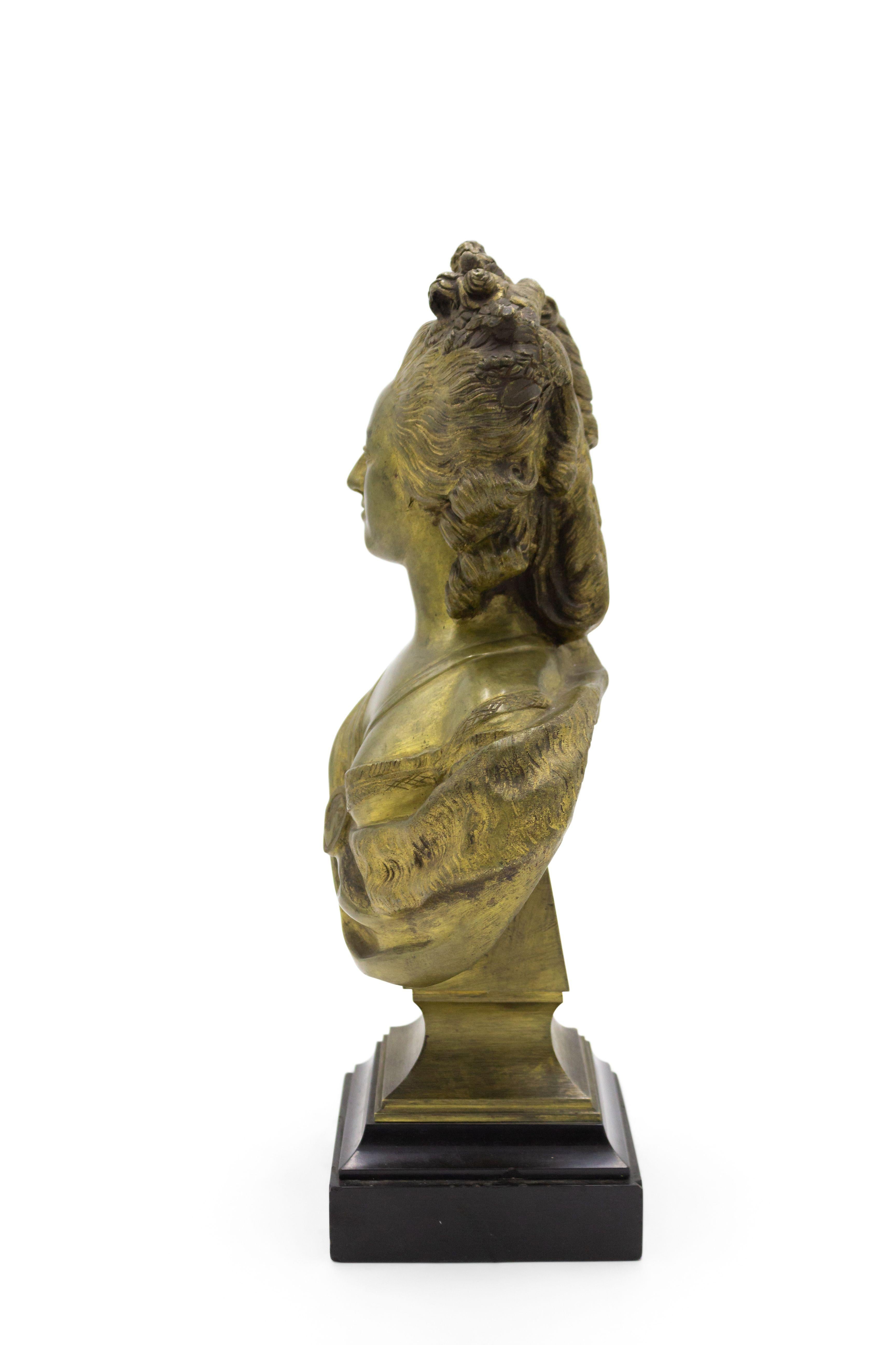 Paire de bustes français en bronze représentant Louis XVI et Marie-Antoinette en vente 5