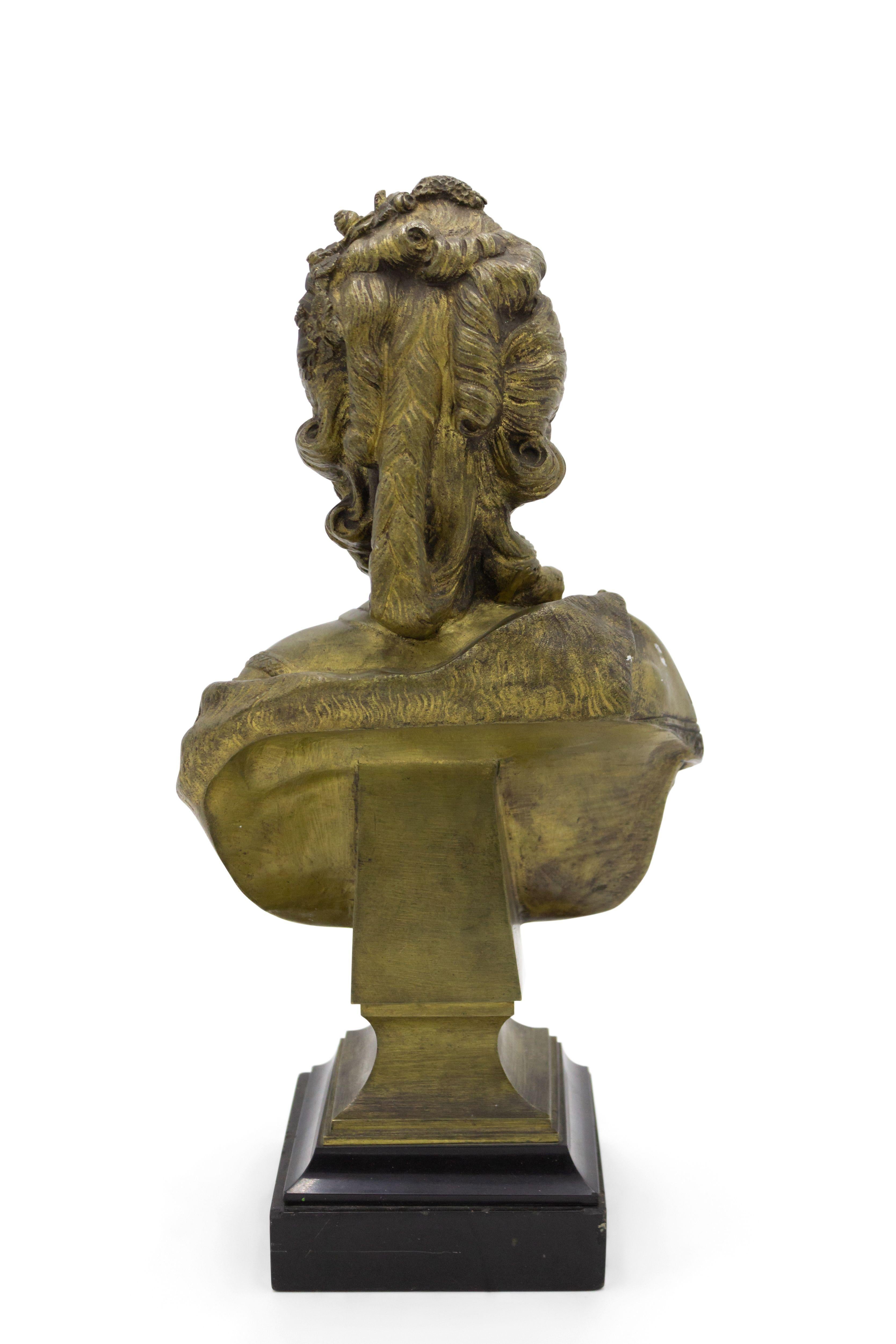 Paire de bustes français en bronze représentant Louis XVI et Marie-Antoinette en vente 7