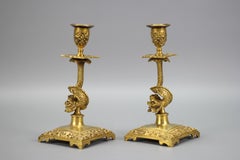 Coppia di candelabri francesi in bronzo con figure di delfini