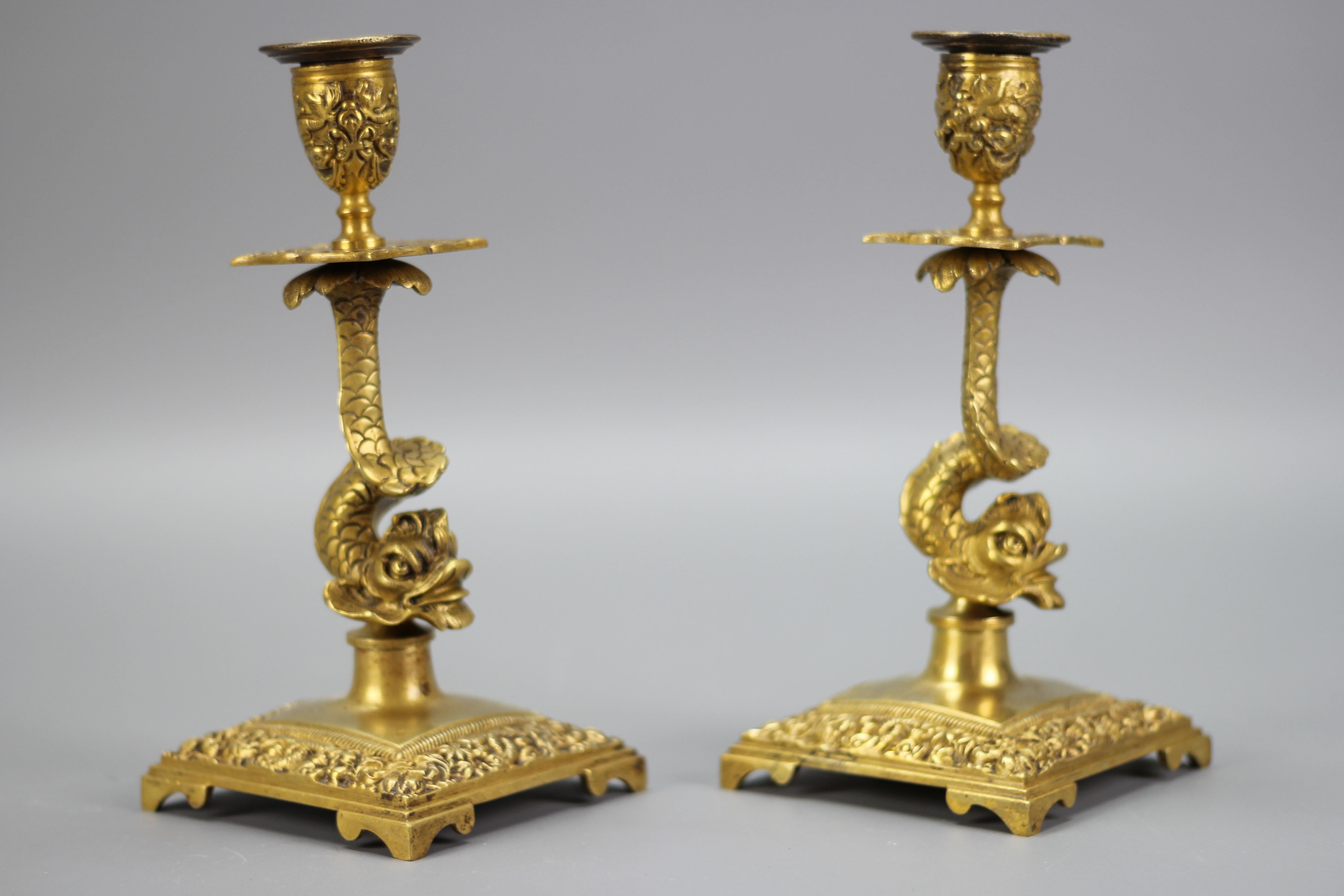 Paar französische Bronze-Kerzenständer mit Delphin-Figuren (Französisch) im Angebot