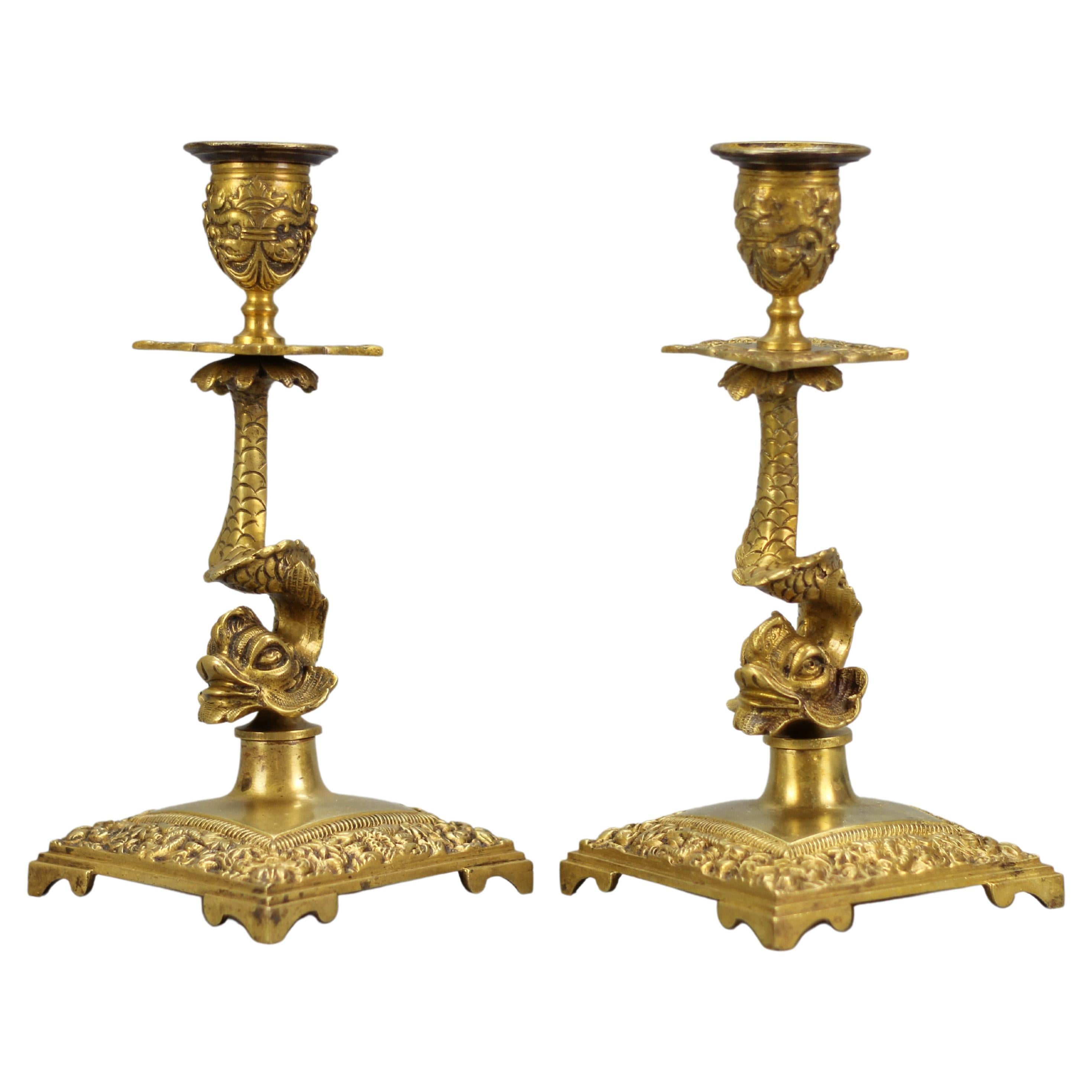 Paar französische Bronze-Kerzenständer mit Delphin-Figuren im Angebot