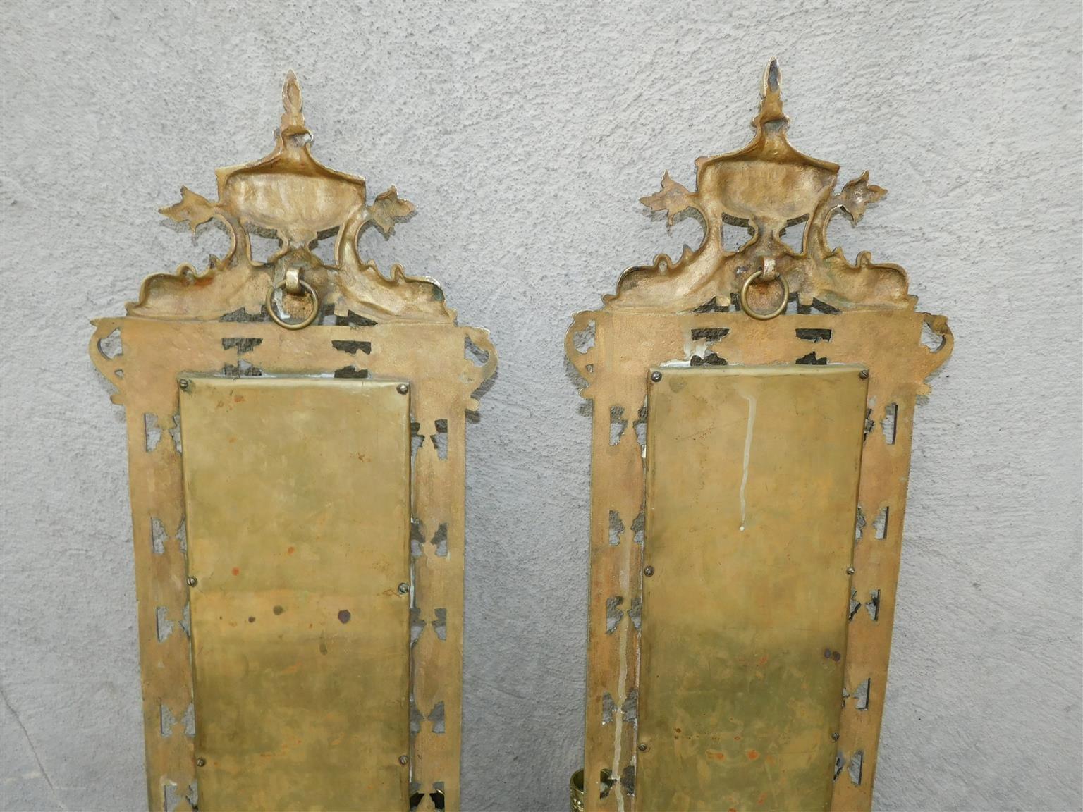 Coppia di scensori a specchio a due bracci in bronzo francese con urna centrale e delfino C.C. 1820 in vendita 2