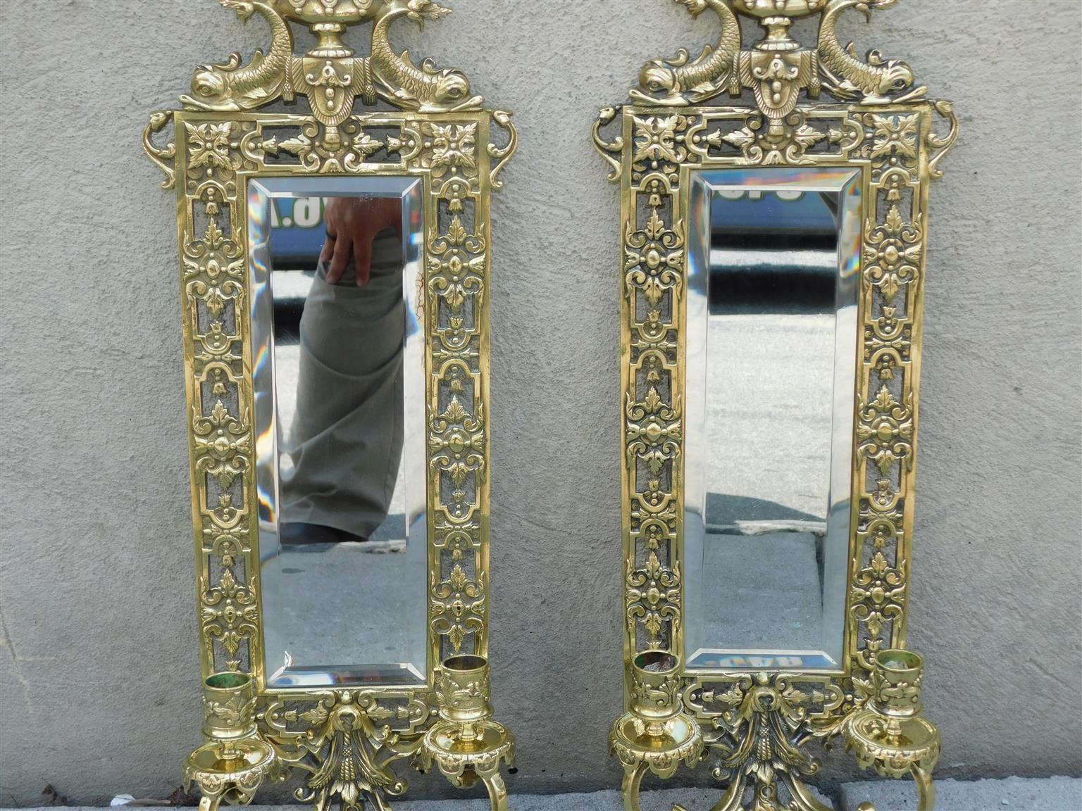 Luigi Filippo Coppia di scensori a specchio a due bracci in bronzo francese con urna centrale e delfino C.C. 1820 in vendita