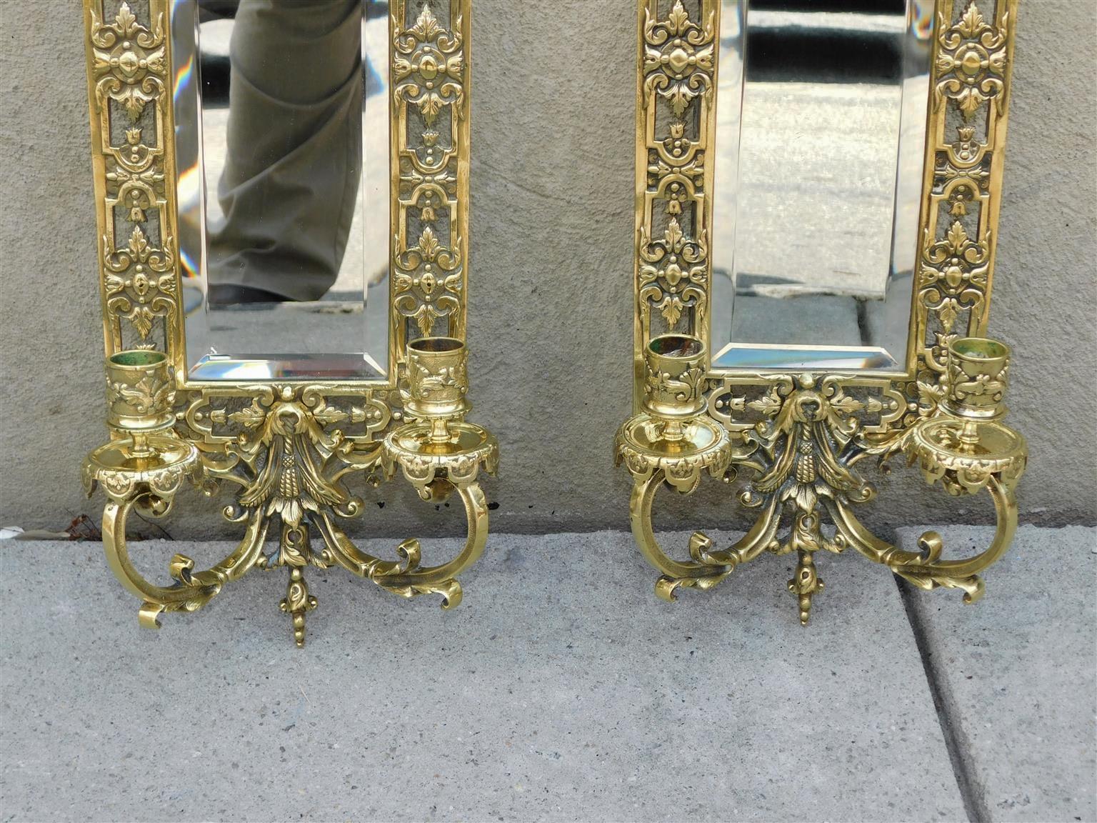 Francese Coppia di scensori a specchio a due bracci in bronzo francese con urna centrale e delfino C.C. 1820 in vendita