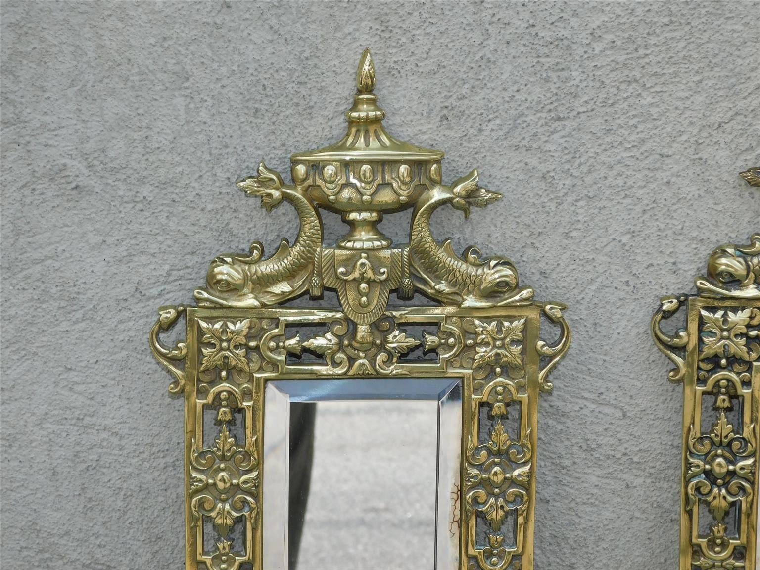 Calco Coppia di scensori a specchio a due bracci in bronzo francese con urna centrale e delfino C.C. 1820 in vendita