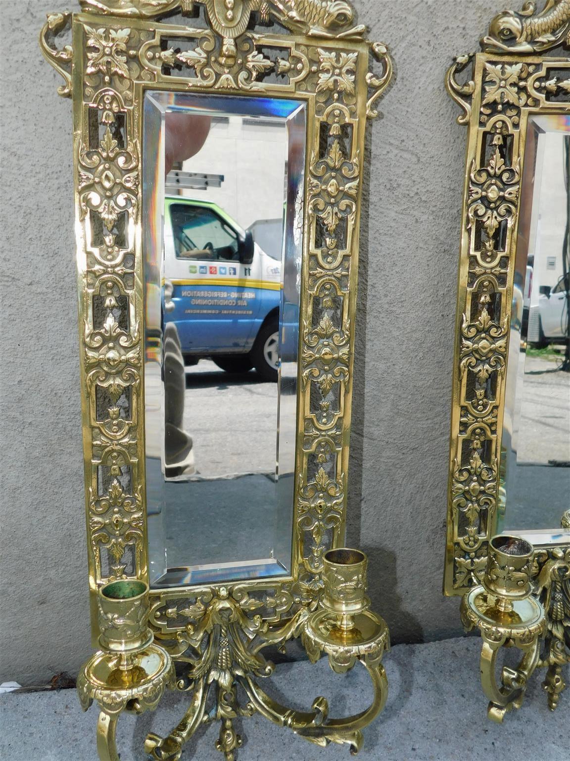 Coppia di scensori a specchio a due bracci in bronzo francese con urna centrale e delfino C.C. 1820 In condizioni ottime in vendita a Charleston, SC