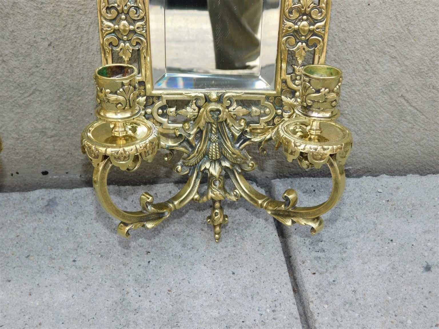 Inizio XIX secolo Coppia di scensori a specchio a due bracci in bronzo francese con urna centrale e delfino C.C. 1820 in vendita