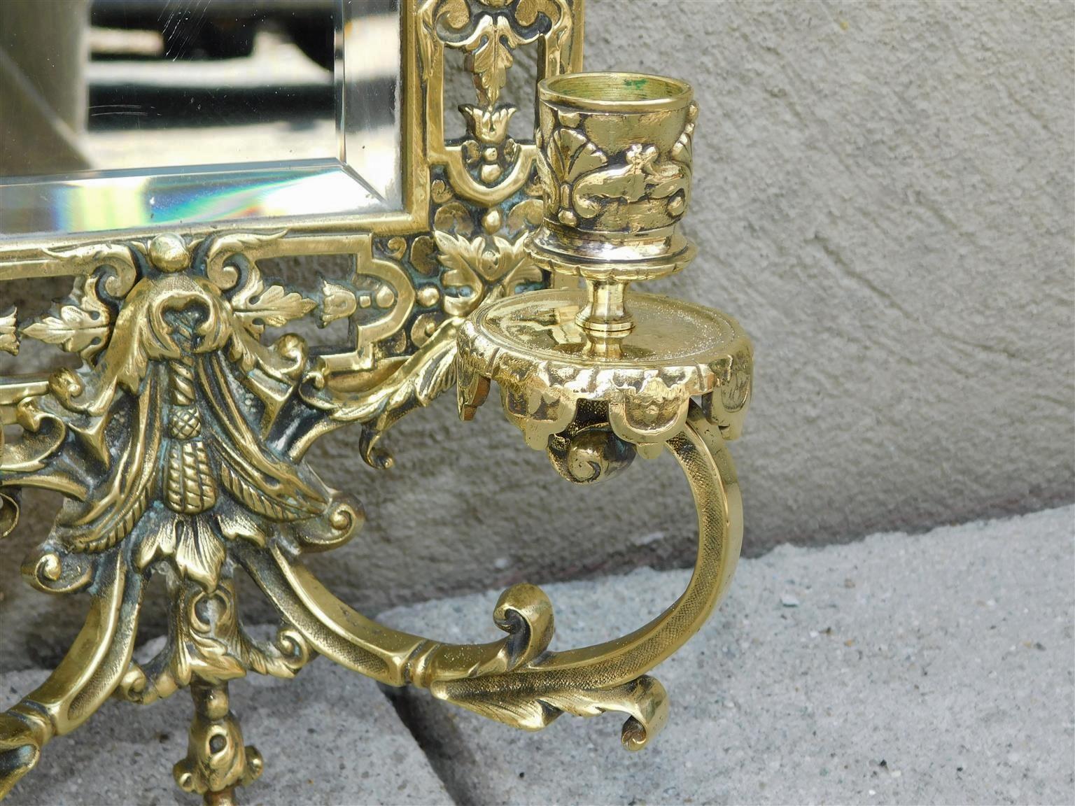 Bronzo Coppia di scensori a specchio a due bracci in bronzo francese con urna centrale e delfino C.C. 1820 in vendita