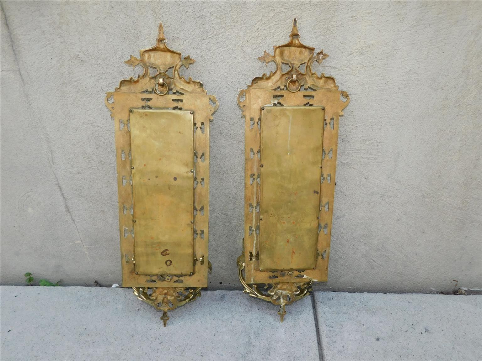 Coppia di scensori a specchio a due bracci in bronzo francese con urna centrale e delfino C.C. 1820 in vendita 1