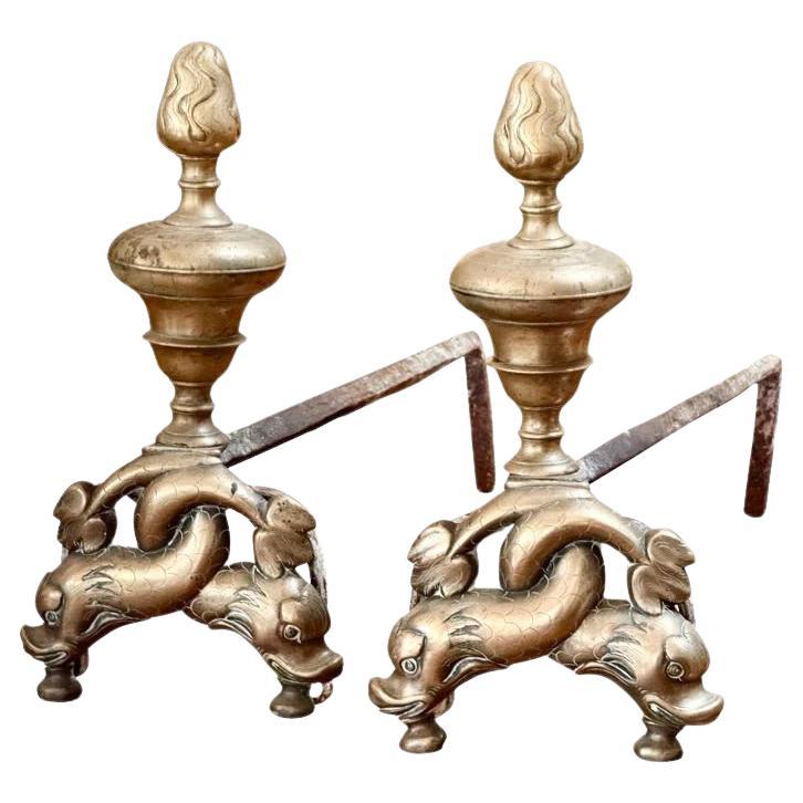 Paire de chenets en bronze français "Aux Dauphins" c. 1780, chenets en forme de dauphin. en vente