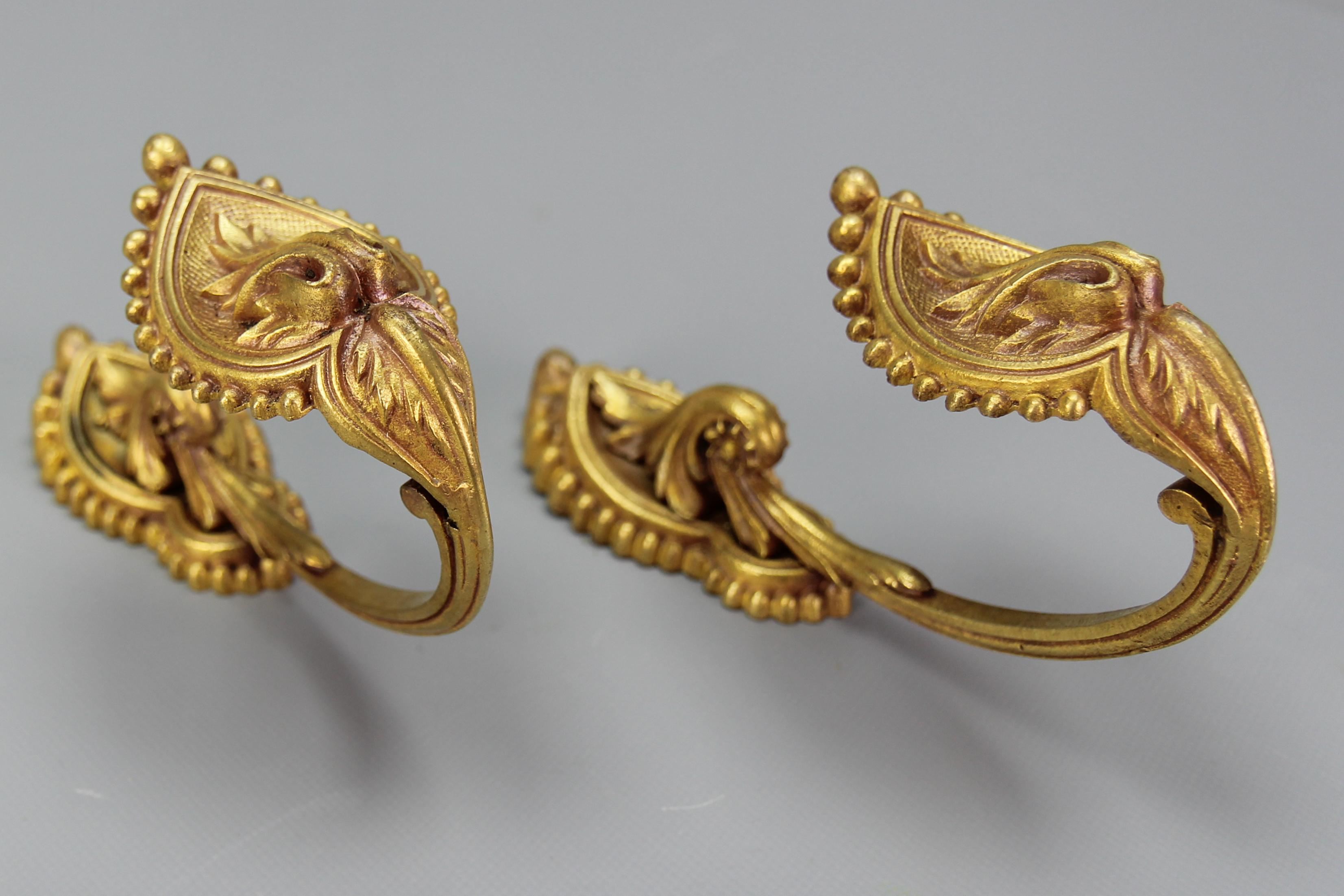 A pair of French neoclassical style bronze curtain tiebacks or curtain holders, from the early 1900s.
A beautiful pair of neoclassical or Louis XVI style bronze curtain holders or supports, or tie-backs. This pair of curtain supports is very