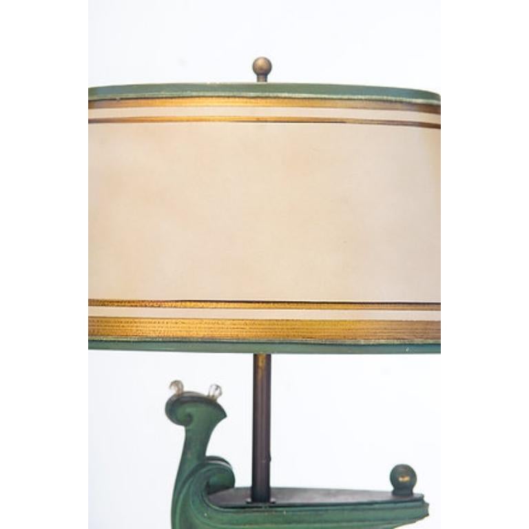 Pareja de Lámparas Genio Deco Francesas de Bronce Verde de 1900. Las pantallas están incluidas y están hechas a mano en papel pergamino. Están dorados y decorados a mano. Las lámparas se han cableado de nuevo.
Dimensiones: 17 