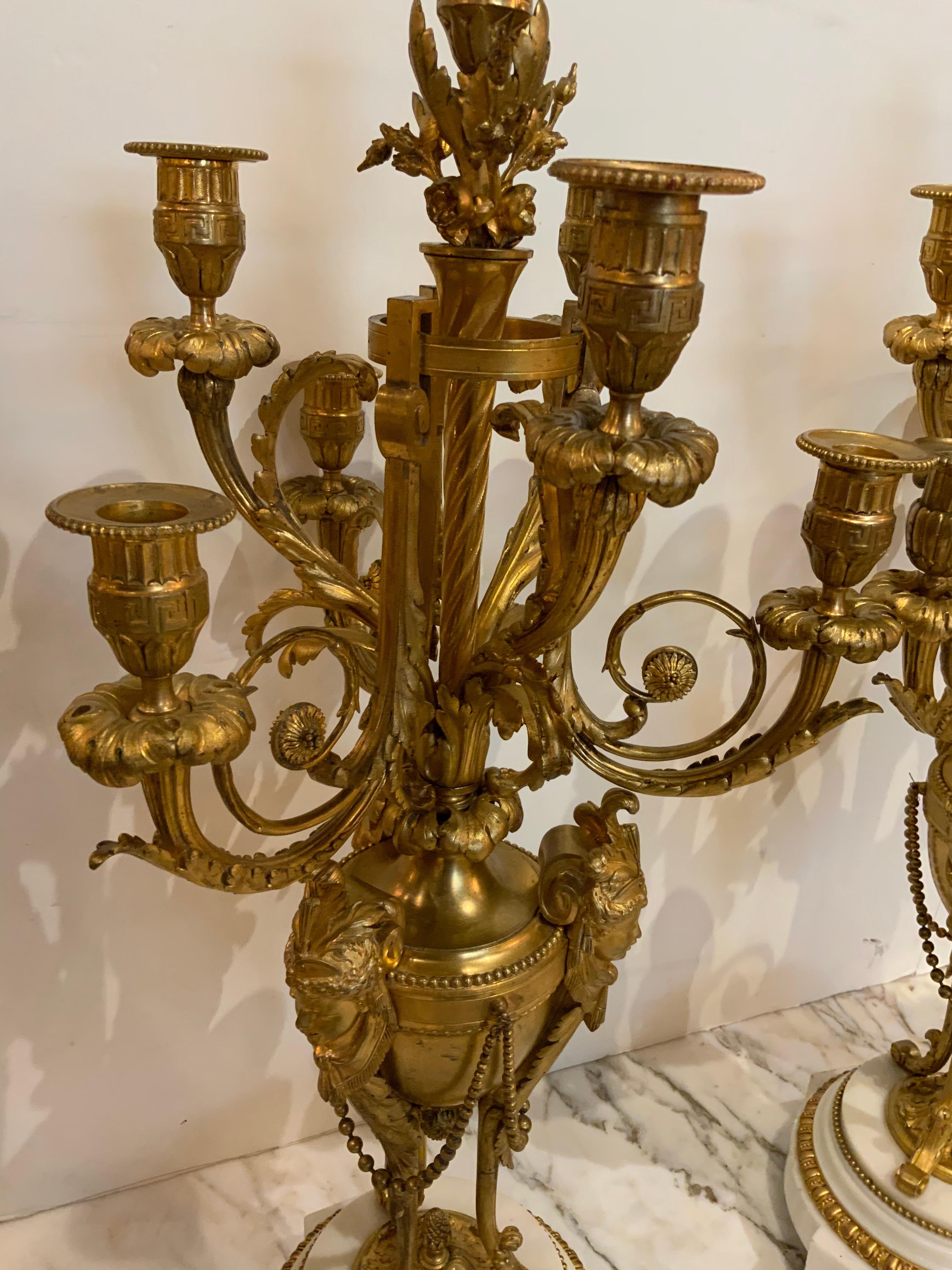 Francese Coppia di candelabri francesi in bronzo dorato e marmo a sette luci, XIX secolo in vendita