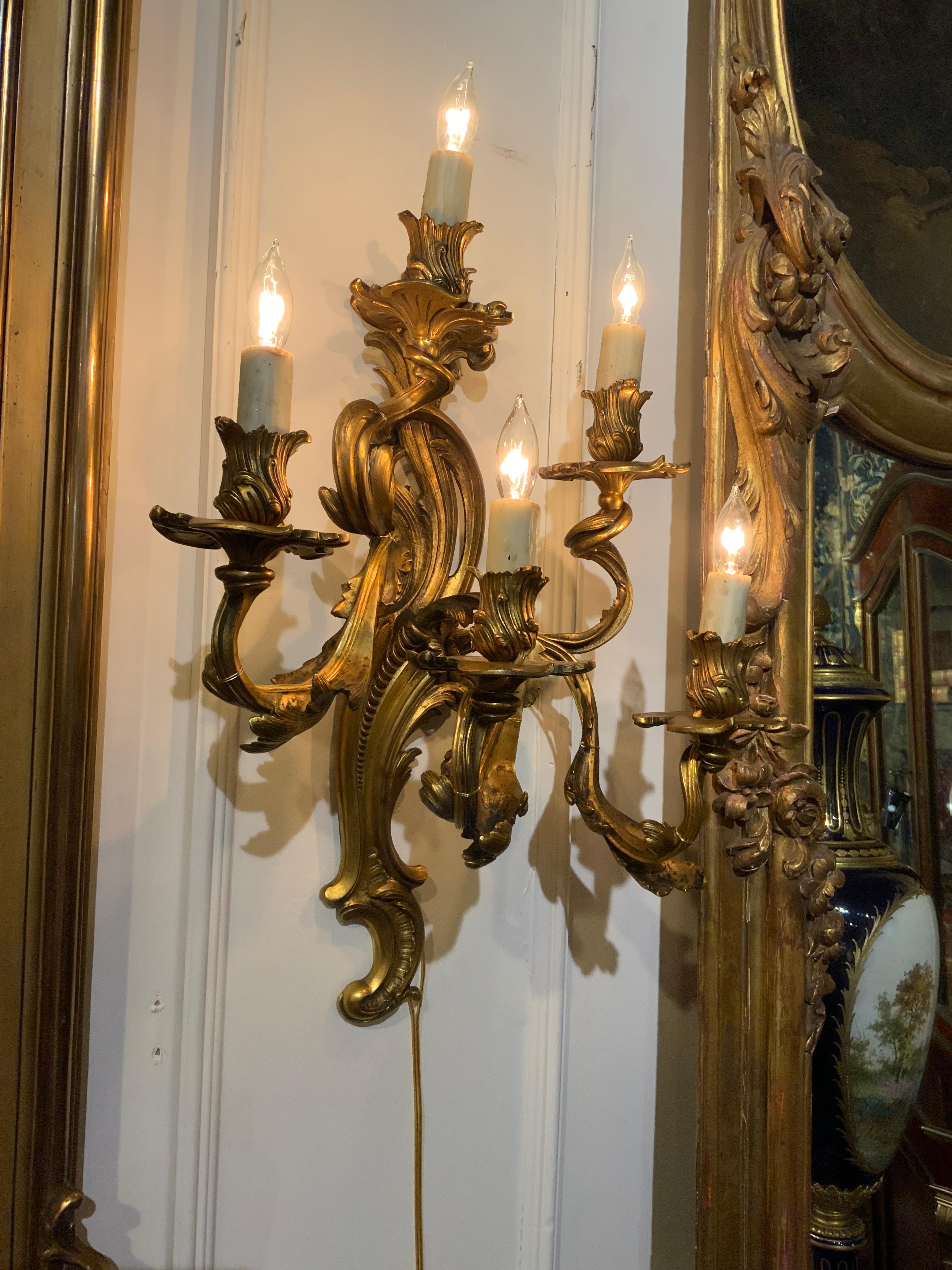 Rococo Paire d'appliques murales françaises à cinq lumières en bronze doré, nouveau câblage en vente