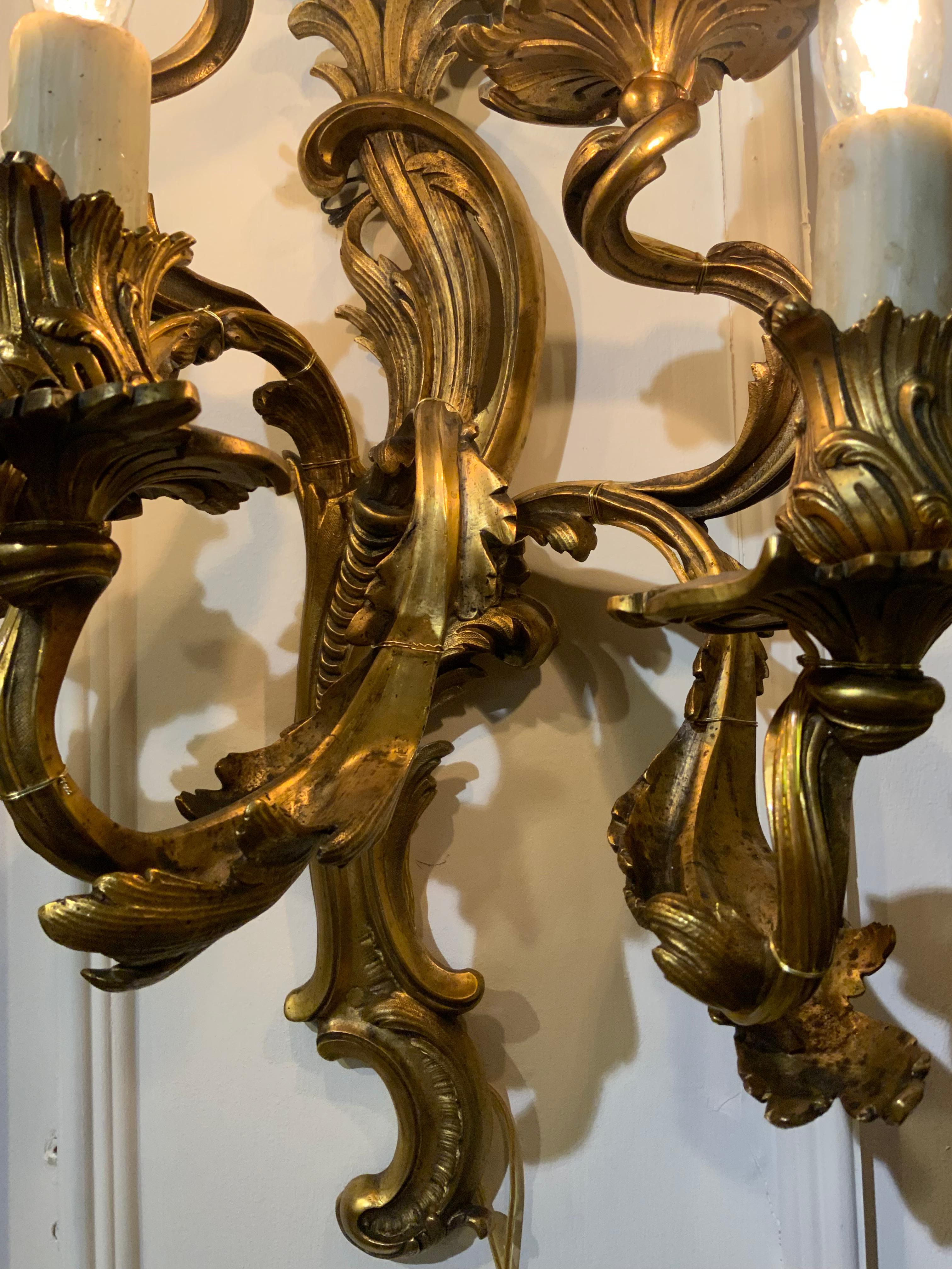 Français Paire d'appliques murales françaises à cinq lumières en bronze doré, nouveau câblage en vente