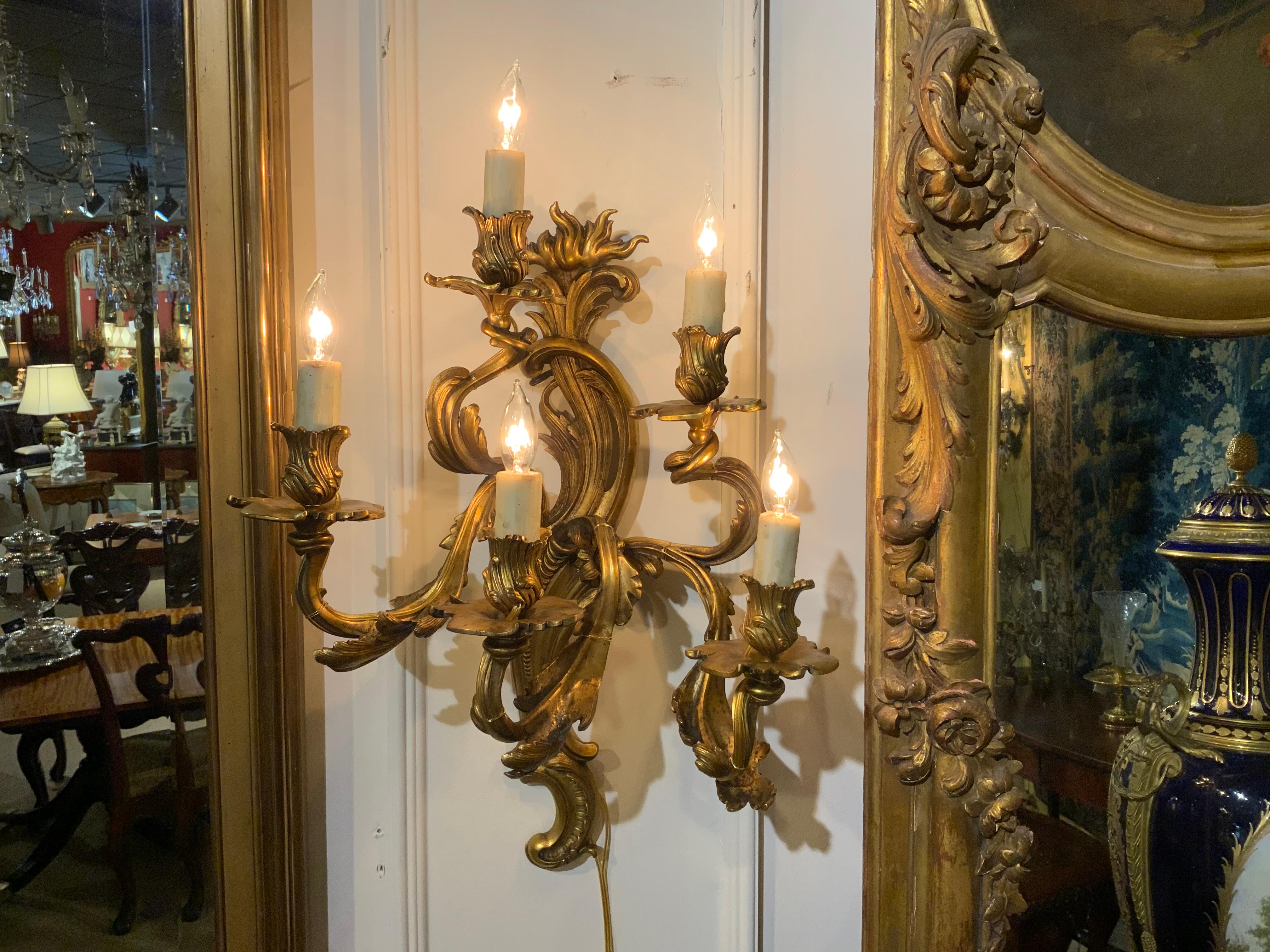 Paire d'appliques murales françaises à cinq lumières en bronze doré, nouveau câblage Excellent état - En vente à Houston, TX
